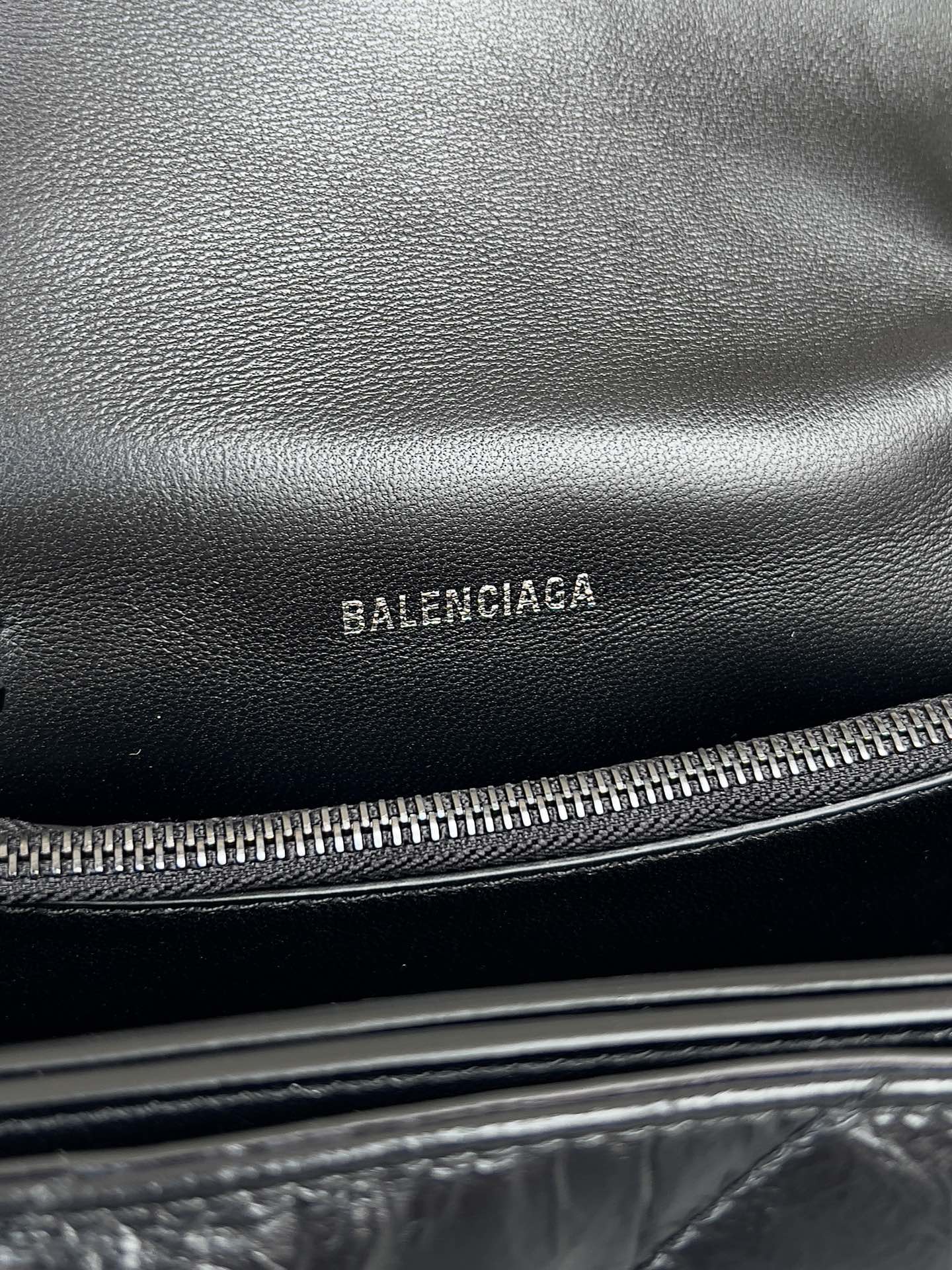 Balenciagα Crush Chain Bag Length 31.0 x height 19.8 x width 6.9 cm 5 Balenciagα Crush Chain Bag Length 31.0 x height 19.8 x width 6.9 cm - Image 5