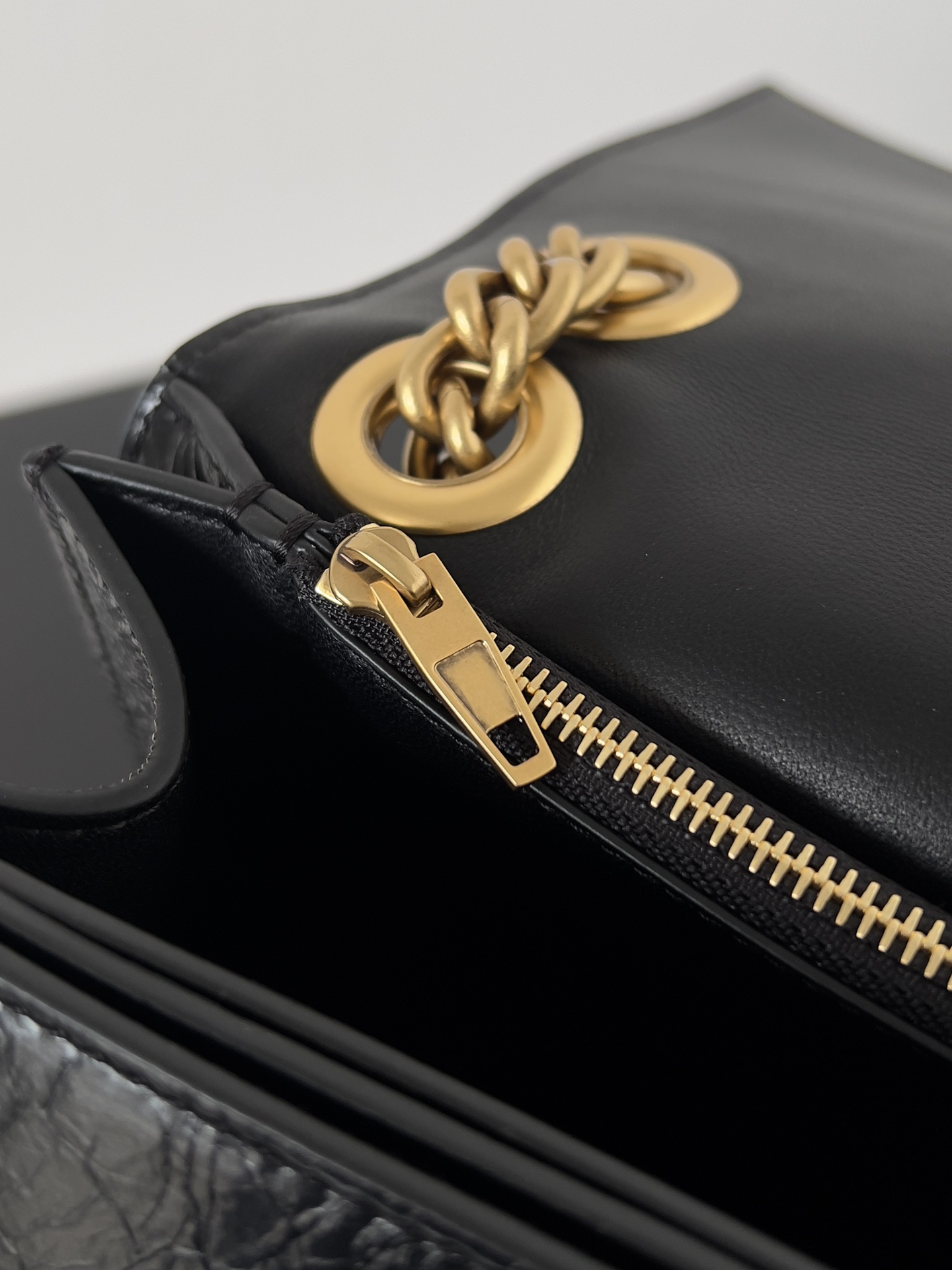 Balenciagα Crush Chain BagLength 31.0 x height 19.8 x width 6.9 cm 3 Balenciagα Crush Chain BagLength 31.0 x height 19.8 x width 6.9 cm - Image 3