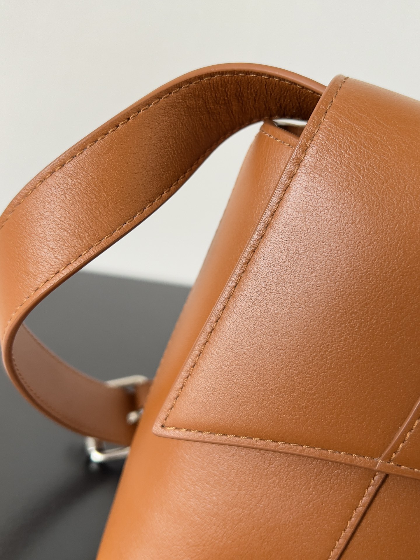 Balenciagα Downtown 21 Length 25.4 x Height 16.0 x Width 8.4 cm 7 Balenciagα Downtown 21 Length 25.4 x Height 16.0 x Width 8.4 cm - Image 7