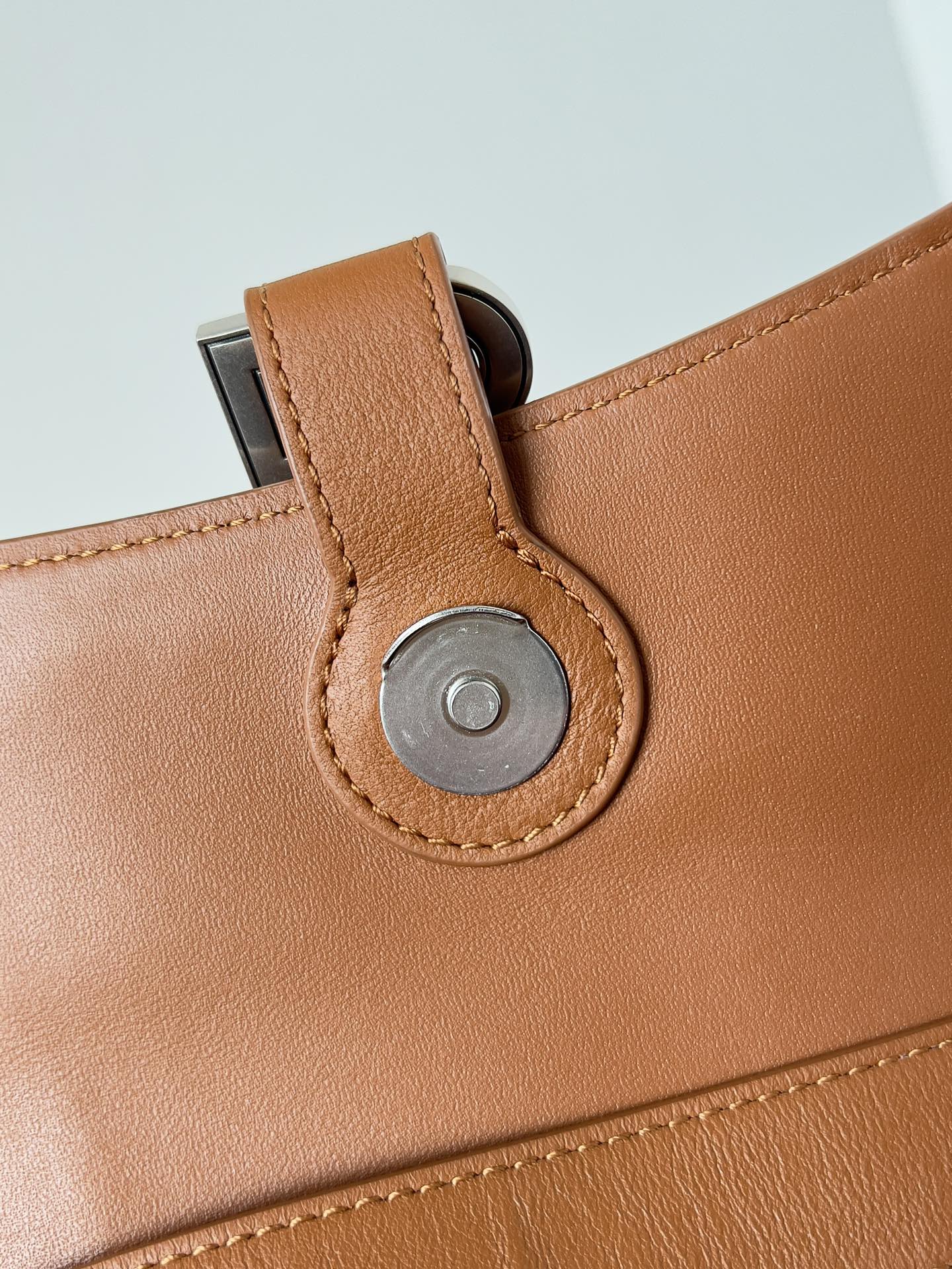 Balenciagα Downtown 21 Length 25.4 x Height 16.0 x Width 8.4 cm 4 Balenciagα Downtown 21 Length 25.4 x Height 16.0 x Width 8.4 cm - Image 4