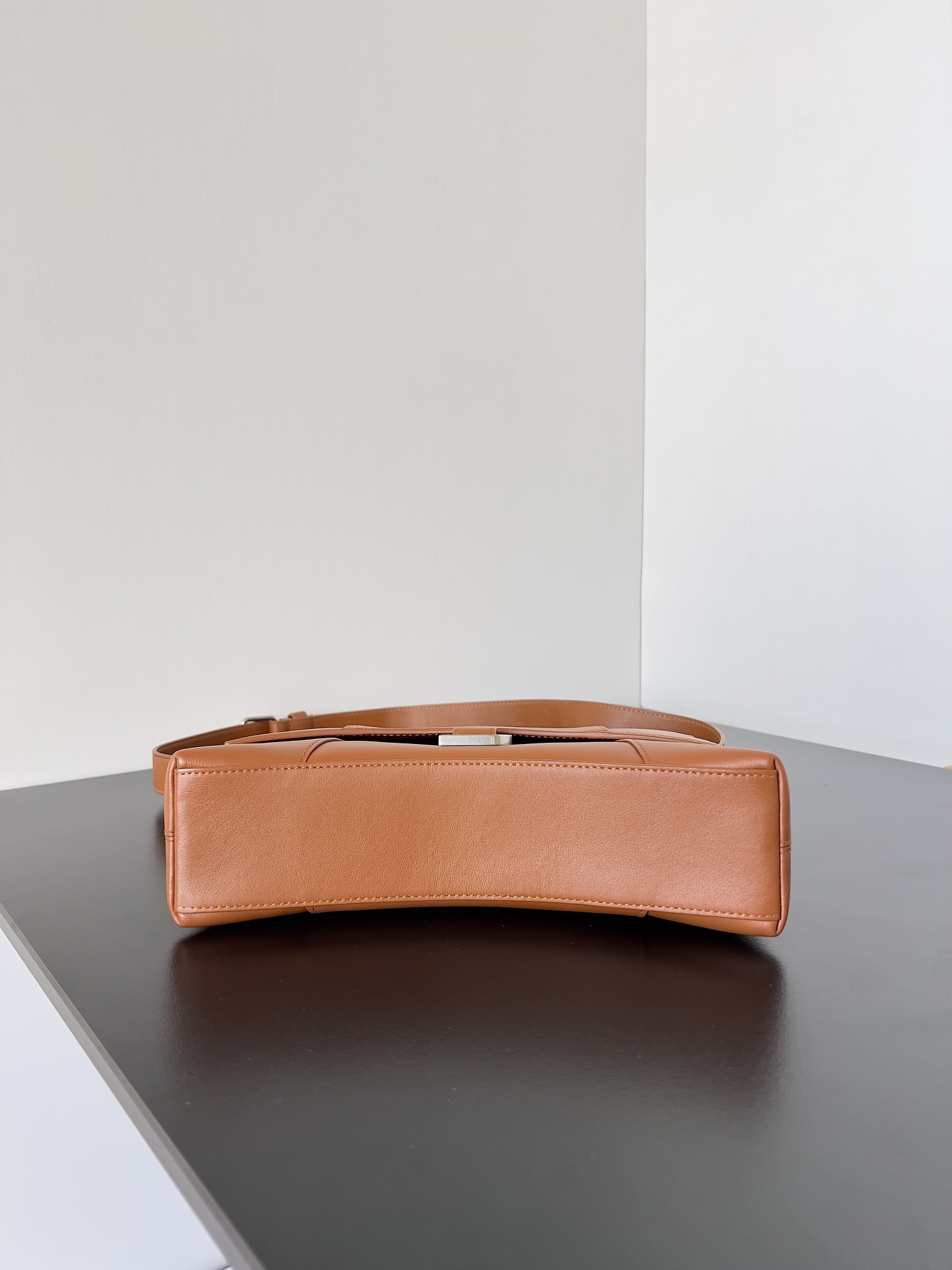 Balenciagα Downtown 21 Length 25.4 x Height 16.0 x Width 8.4 cm 3 Balenciagα Downtown 21 Length 25.4 x Height 16.0 x Width 8.4 cm - Image 3