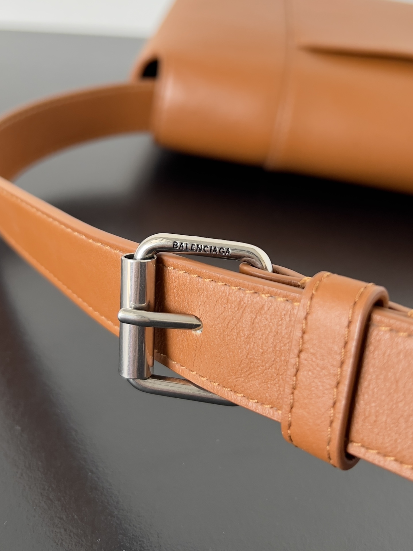 Balenciagα Downtown 21 Length 25.4 x Height 16.0 x Width 8.4 cm 8 Balenciagα Downtown 21 Length 25.4 x Height 16.0 x Width 8.4 cm - Image 8