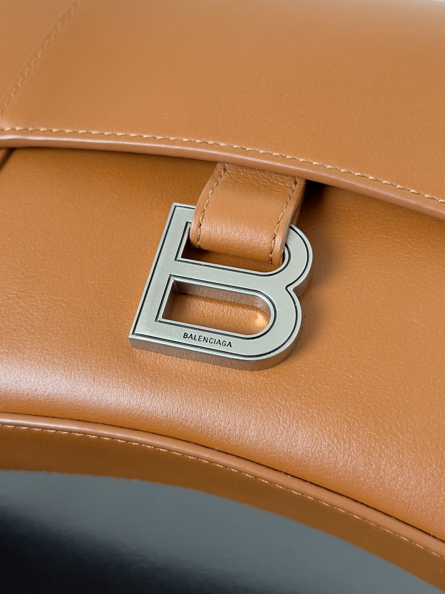 Balenciagα Downtown 21 Length 25.4 x Height 16.0 x Width 8.4 cm 6 Balenciagα Downtown 21 Length 25.4 x Height 16.0 x Width 8.4 cm - Image 6