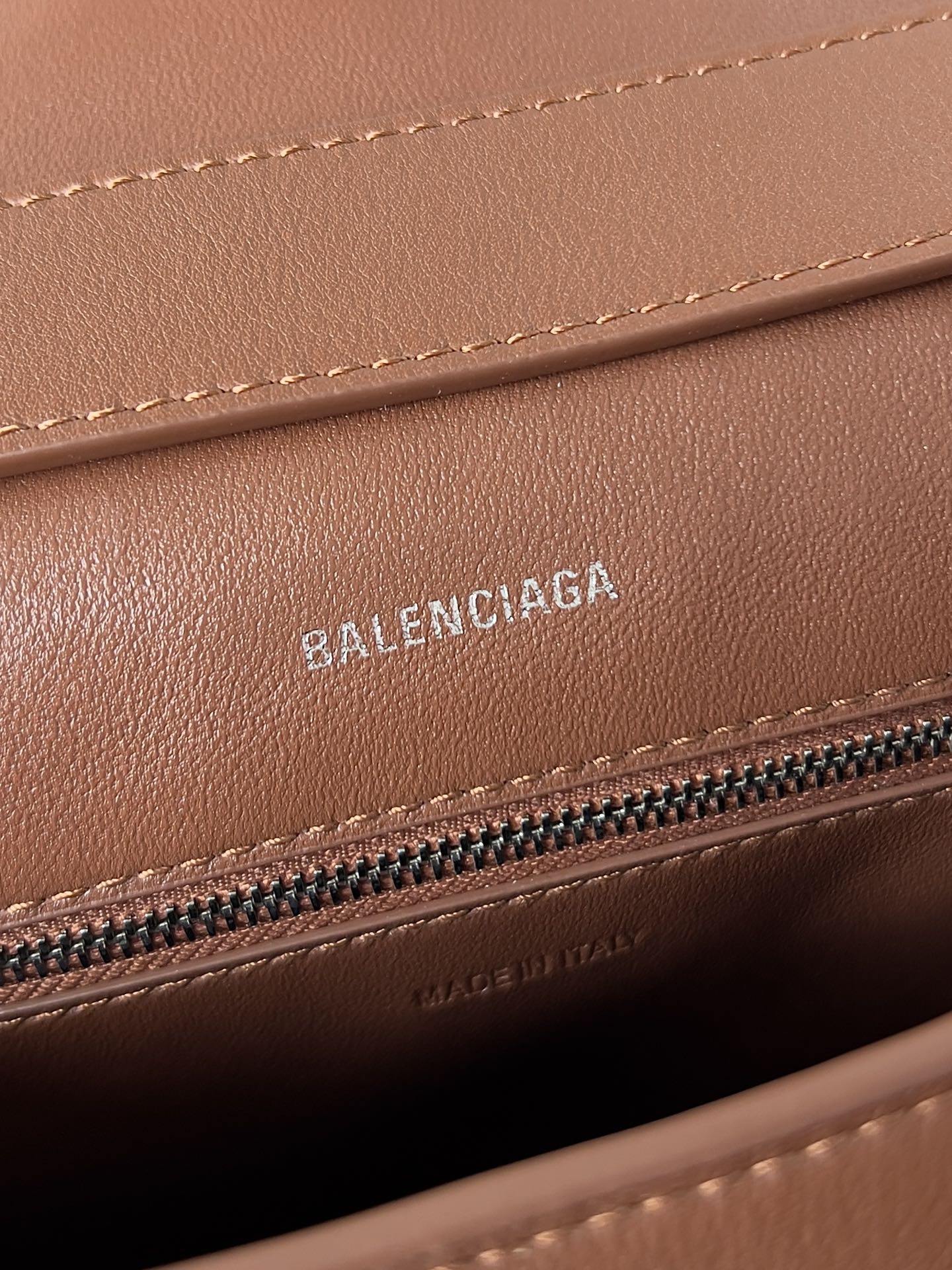 Balenciagα Downtown 21 2 Balenciagα Downtown 21 - Image 2