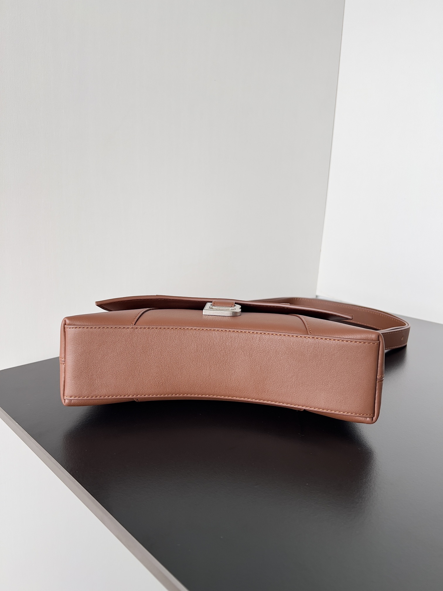 Balenciagα Downtown 21 Length 25.4 x Height 16.0 x Width 8.4 cm 4 Balenciagα Downtown 21 Length 25.4 x Height 16.0 x Width 8.4 cm - Image 4