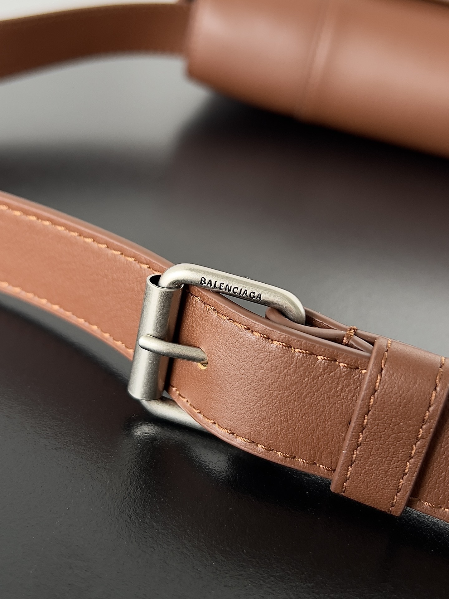 Balenciagα Downtown 21 Length 25.4 x Height 16.0 x Width 8.4 cm 6 Balenciagα Downtown 21 Length 25.4 x Height 16.0 x Width 8.4 cm - Image 6