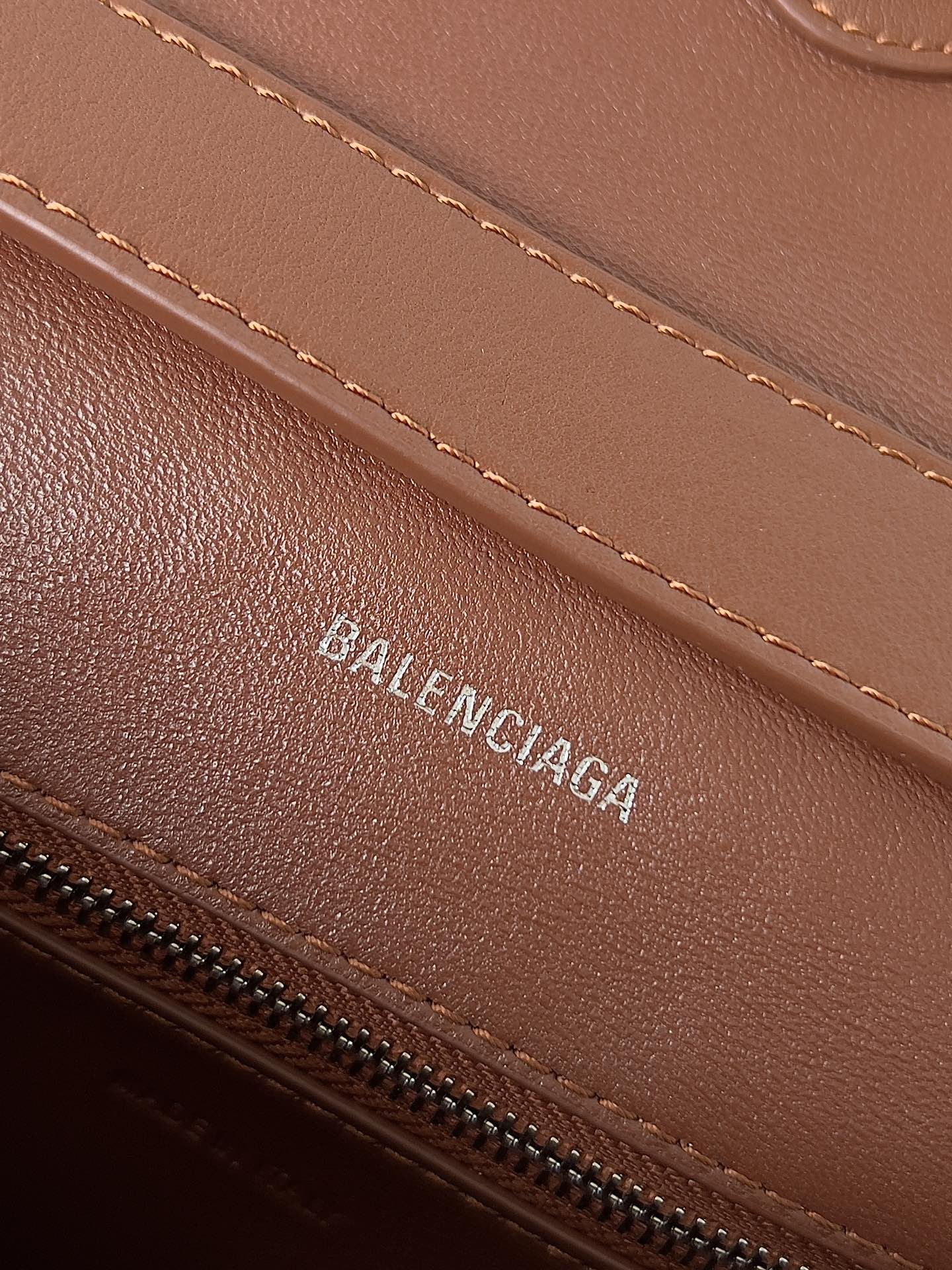 Balenciagα Downtown 21 Length 25.4 x Height 16.0 x Width 8.4 cm 3 Balenciagα Downtown 21 Length 25.4 x Height 16.0 x Width 8.4 cm - Image 3