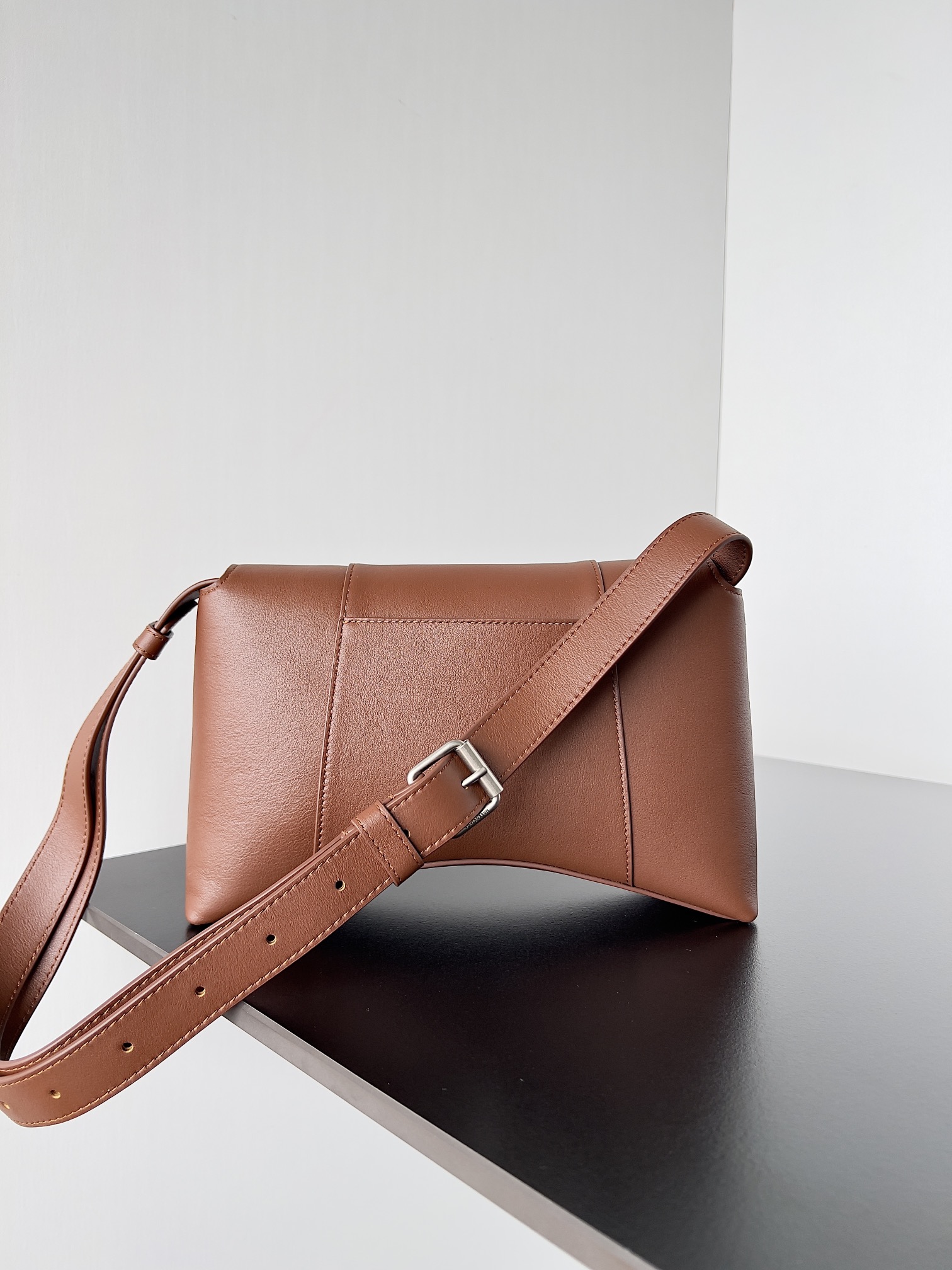 Balenciagα Downtown 21 Length 25.4 x Height 16.0 x Width 8.4 cm 5 Balenciagα Downtown 21 Length 25.4 x Height 16.0 x Width 8.4 cm - Image 5