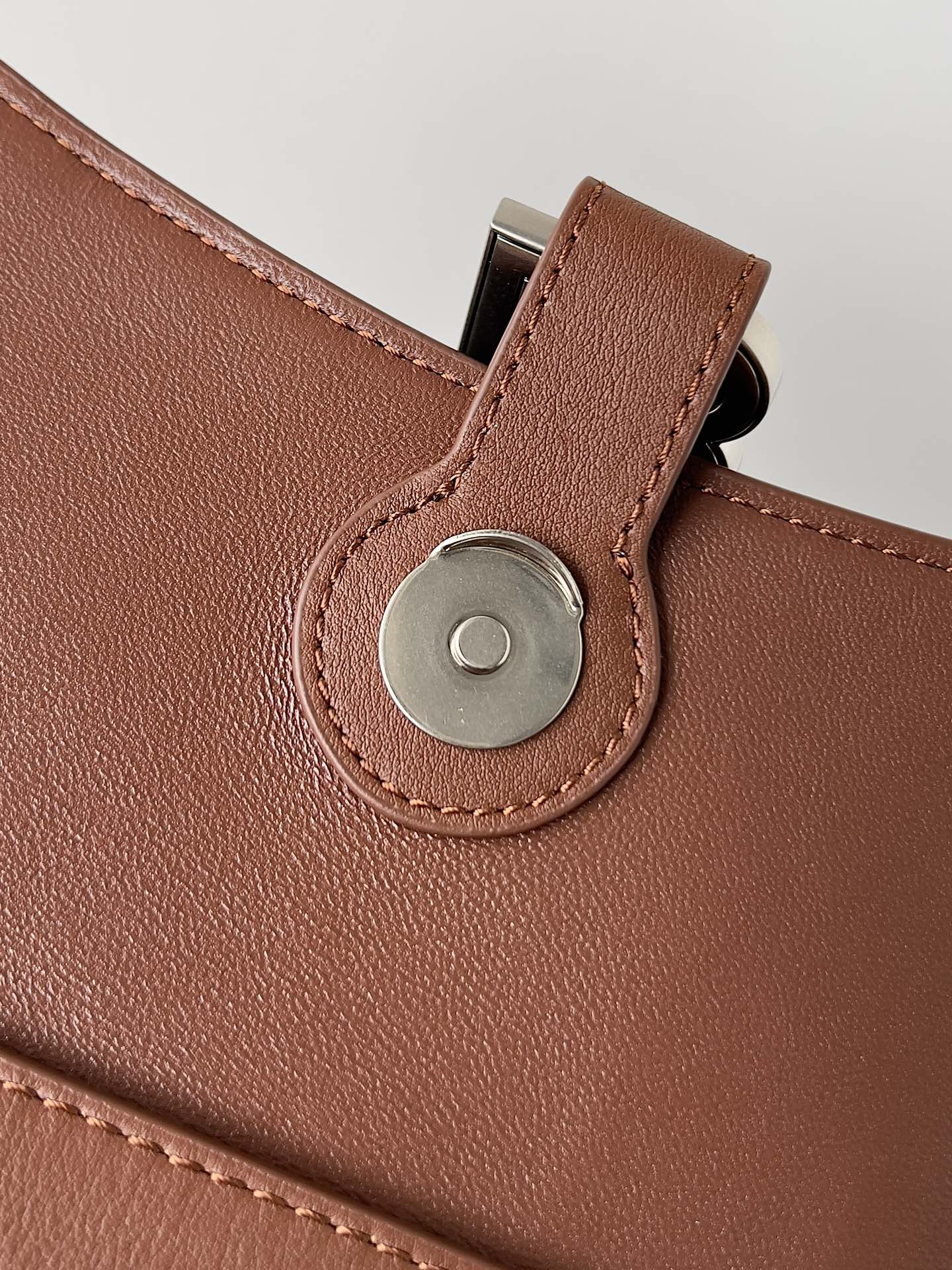 Balenciagα Downtown 21 Length 25.4 x Height 16.0 x Width 8.4 cm 9 Balenciagα Downtown 21 Length 25.4 x Height 16.0 x Width 8.4 cm - Image 9