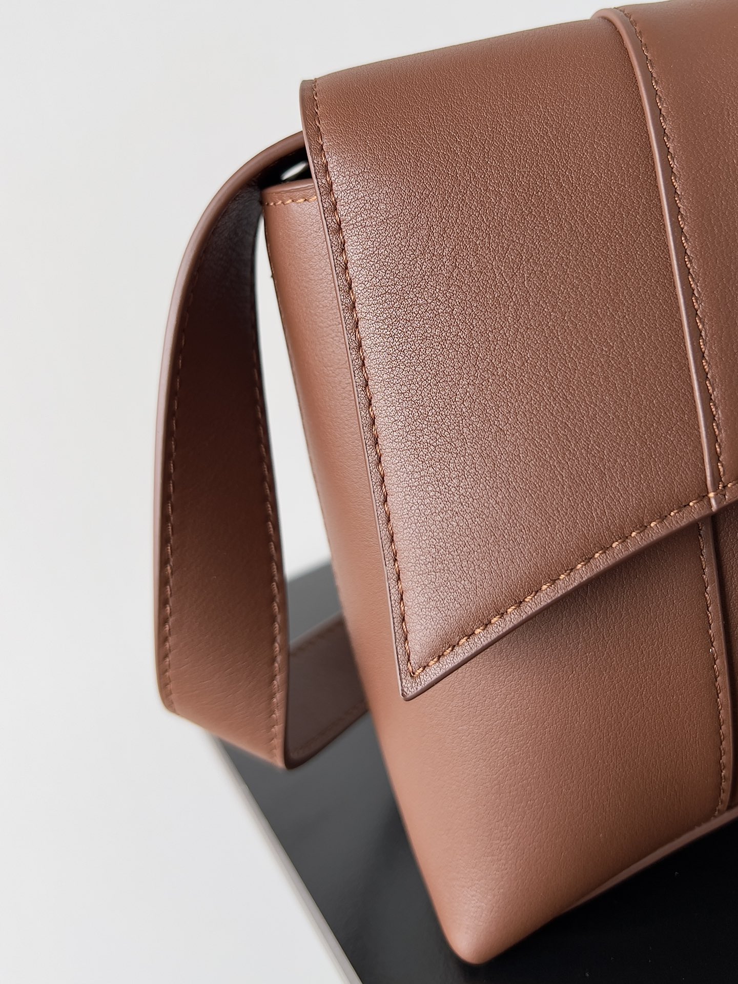 Balenciagα Downtown 21 Length 25.4 x Height 16.0 x Width 8.4 cm 8 Balenciagα Downtown 21 Length 25.4 x Height 16.0 x Width 8.4 cm - Image 8