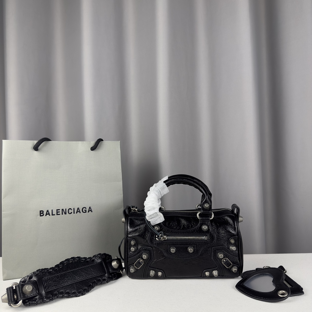 Balenciaga neo classic city  Length 19.8 x height 14.0 x width 11.9 cm