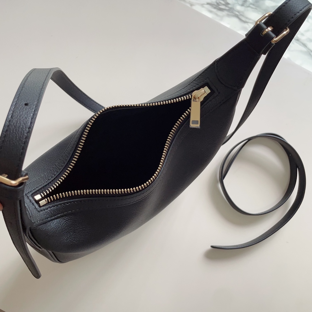 Celine MEDIUM HELOÏSE BAG CUIR TRIOMPHE in TRIOMPHE CANVAS & CALFSKIN 6 Celine MEDIUM HELOÏSE BAG CUIR TRIOMPHE in TRIOMPHE CANVAS & CALFSKIN - Image 6