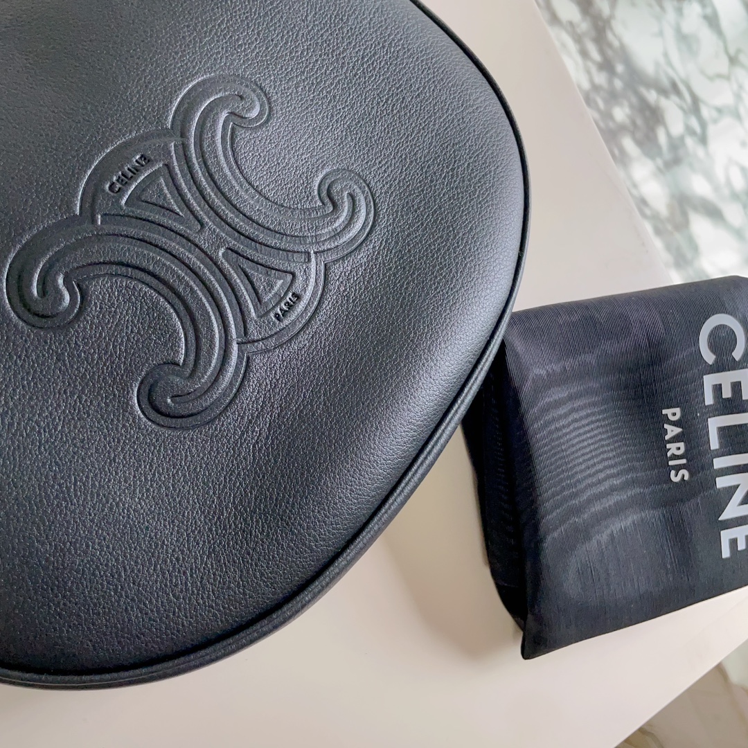 Celine MEDIUM HELOÏSE BAG CUIR TRIOMPHE in TRIOMPHE CANVAS & CALFSKIN 5 Celine MEDIUM HELOÏSE BAG CUIR TRIOMPHE in TRIOMPHE CANVAS & CALFSKIN - Image 5