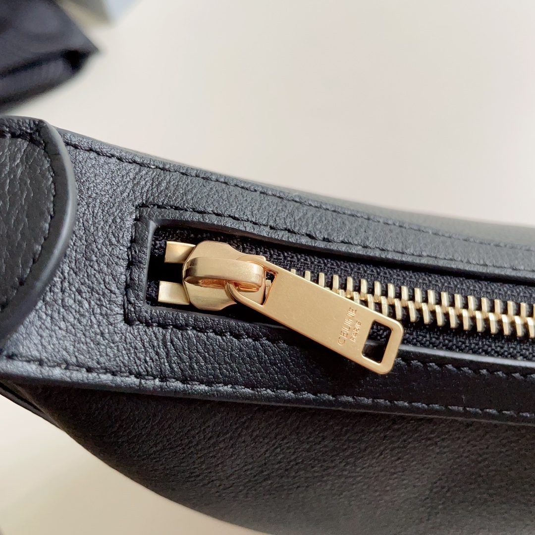 Celine MEDIUM HELOÏSE BAG CUIR TRIOMPHE in TRIOMPHE CANVAS & CALFSKIN 3 Celine MEDIUM HELOÏSE BAG CUIR TRIOMPHE in TRIOMPHE CANVAS & CALFSKIN - Image 3