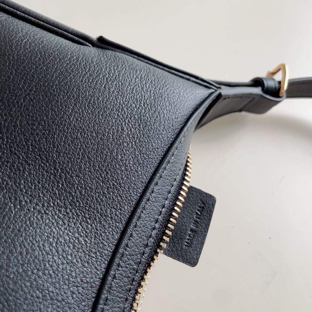 Celine MEDIUM HELOÏSE BAG CUIR TRIOMPHE in TRIOMPHE CANVAS & CALFSKIN 2 Celine MEDIUM HELOÏSE BAG CUIR TRIOMPHE in TRIOMPHE CANVAS & CALFSKIN - Image 2