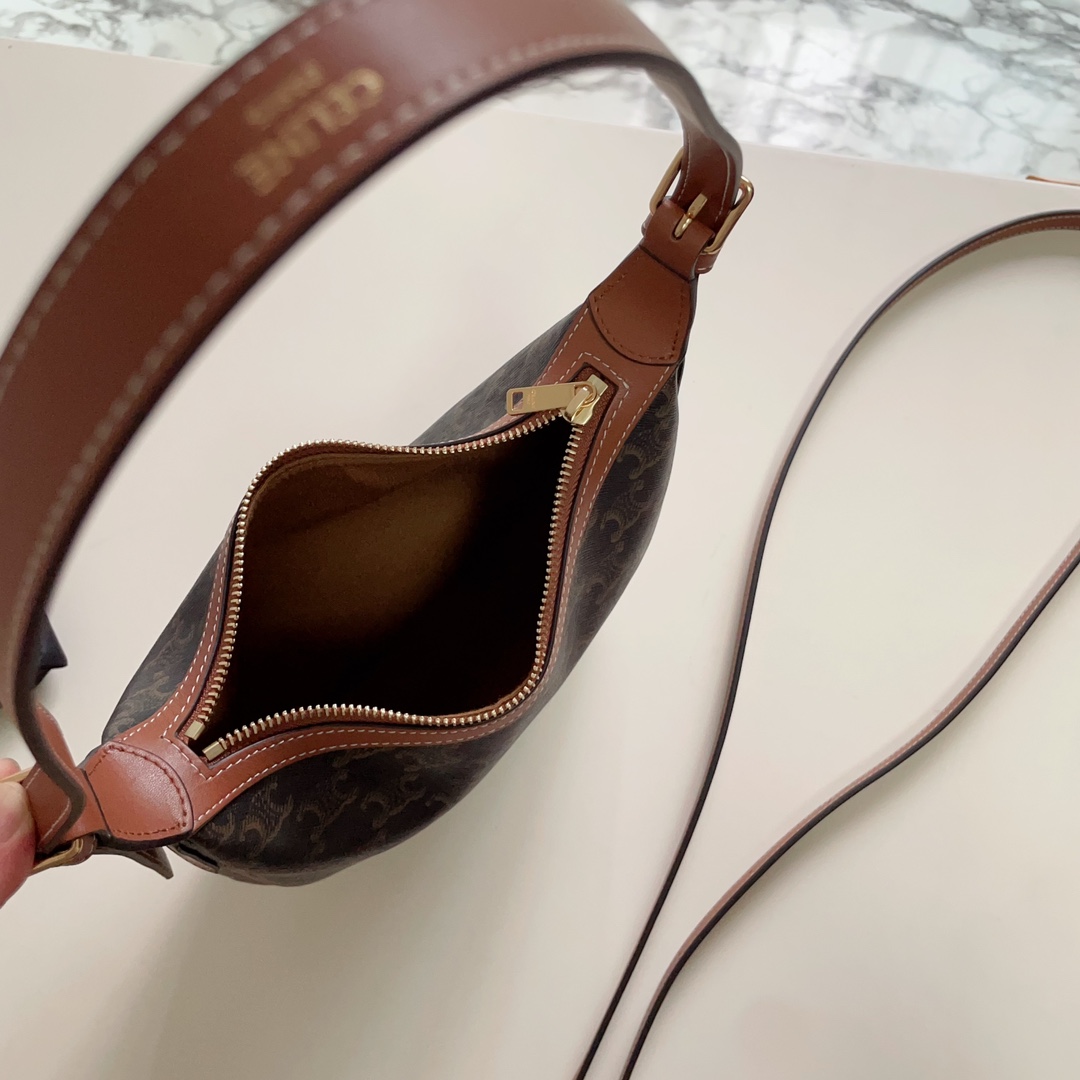 Celine MEDIUM HELOÏSE BAG CUIR TRIOMPHE in TRIOMPHE CANVAS & CALFSKIN 5 Celine MEDIUM HELOÏSE BAG CUIR TRIOMPHE in TRIOMPHE CANVAS & CALFSKIN - Image 5