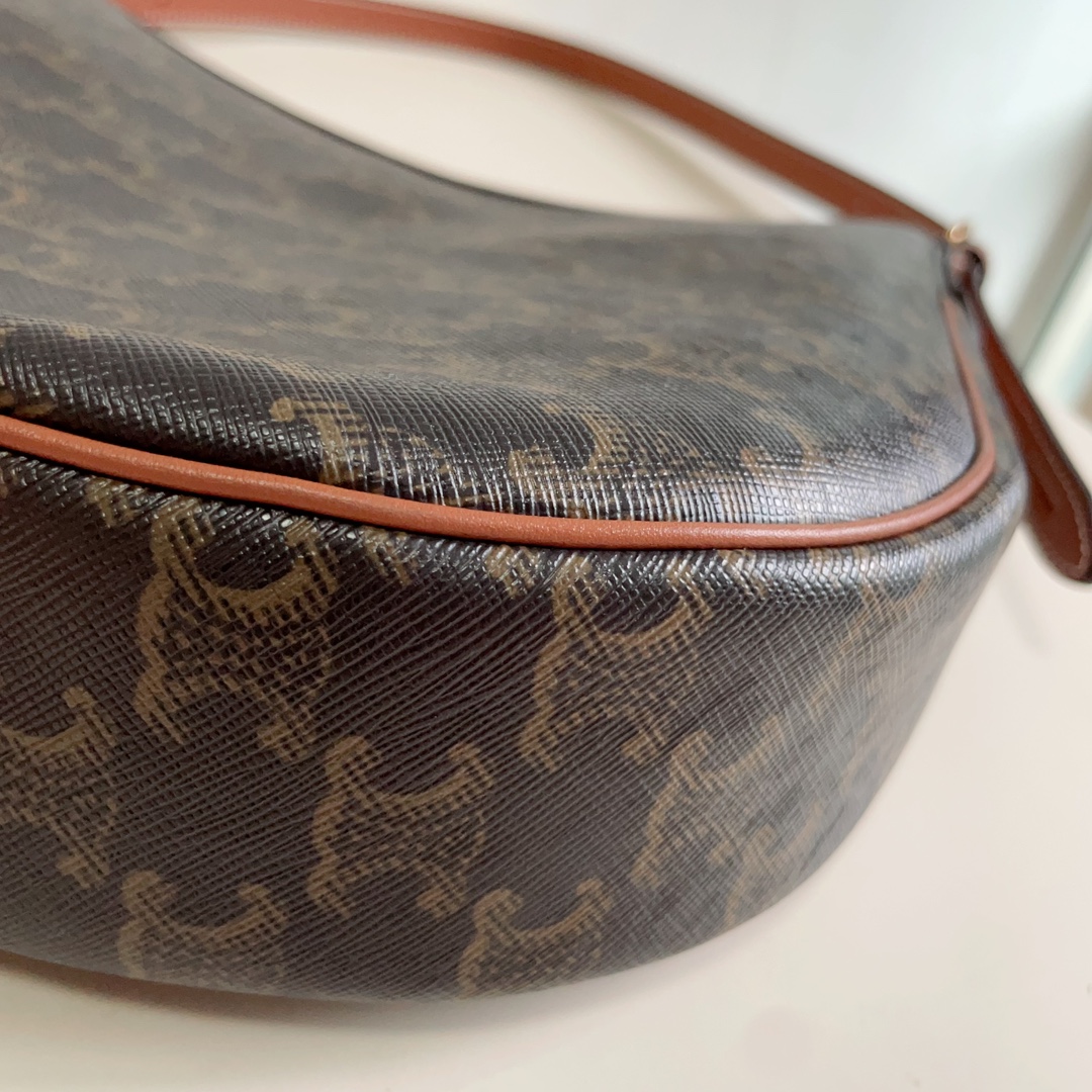 Celine MEDIUM HELOÏSE BAG CUIR TRIOMPHE in TRIOMPHE CANVAS & CALFSKIN 2 Celine MEDIUM HELOÏSE BAG CUIR TRIOMPHE in TRIOMPHE CANVAS & CALFSKIN - Image 2