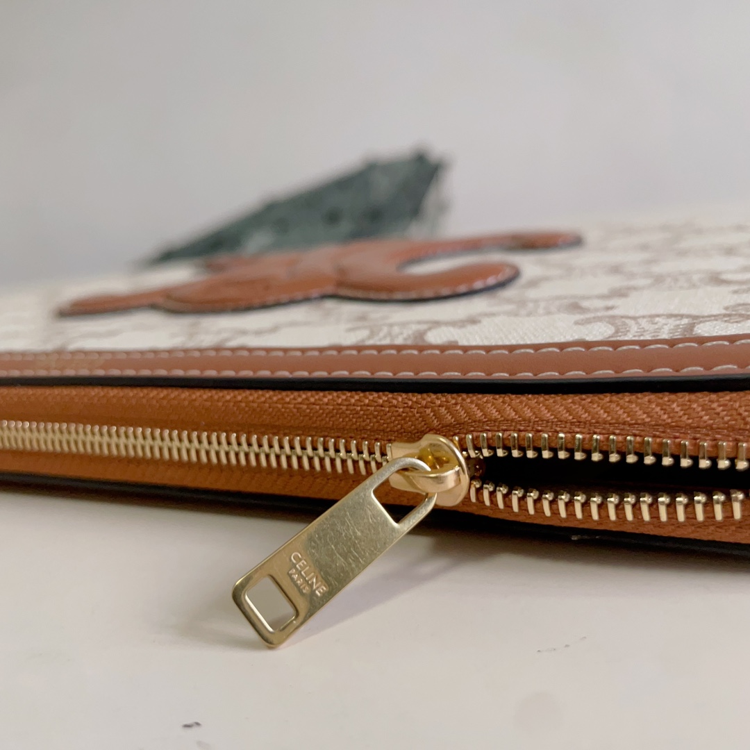 Celine SMALL POUCH WITH STRAP in TEXTILE WITH TRIOMPHE PRINT AND CALFSKIN 4 Celine SMALL POUCH WITH STRAP in TEXTILE WITH TRIOMPHE PRINT AND CALFSKIN - Image 4