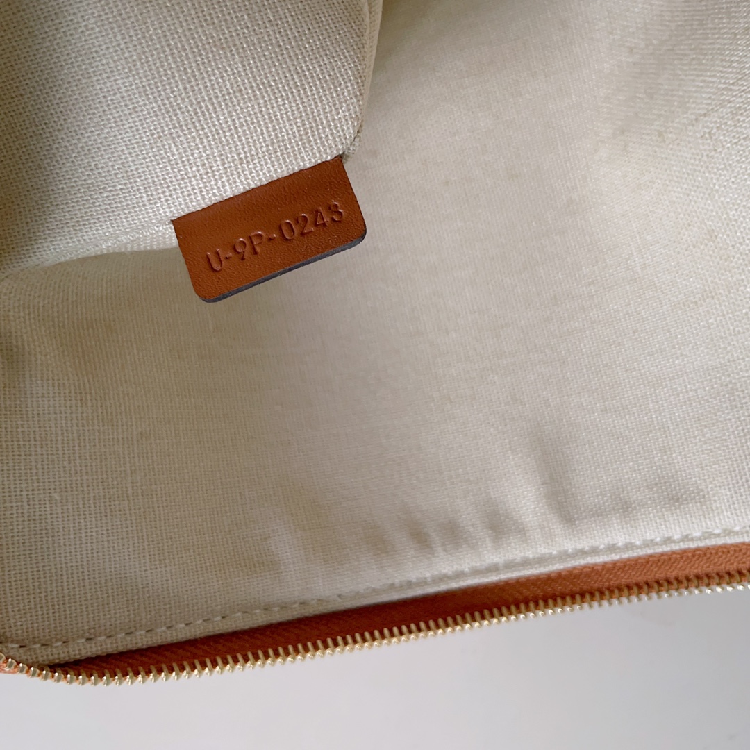 Celine SMALL POUCH WITH STRAP in TEXTILE WITH TRIOMPHE PRINT AND CALFSKIN 4 Celine SMALL POUCH WITH STRAP in TEXTILE WITH TRIOMPHE PRINT AND CALFSKIN - Image 4