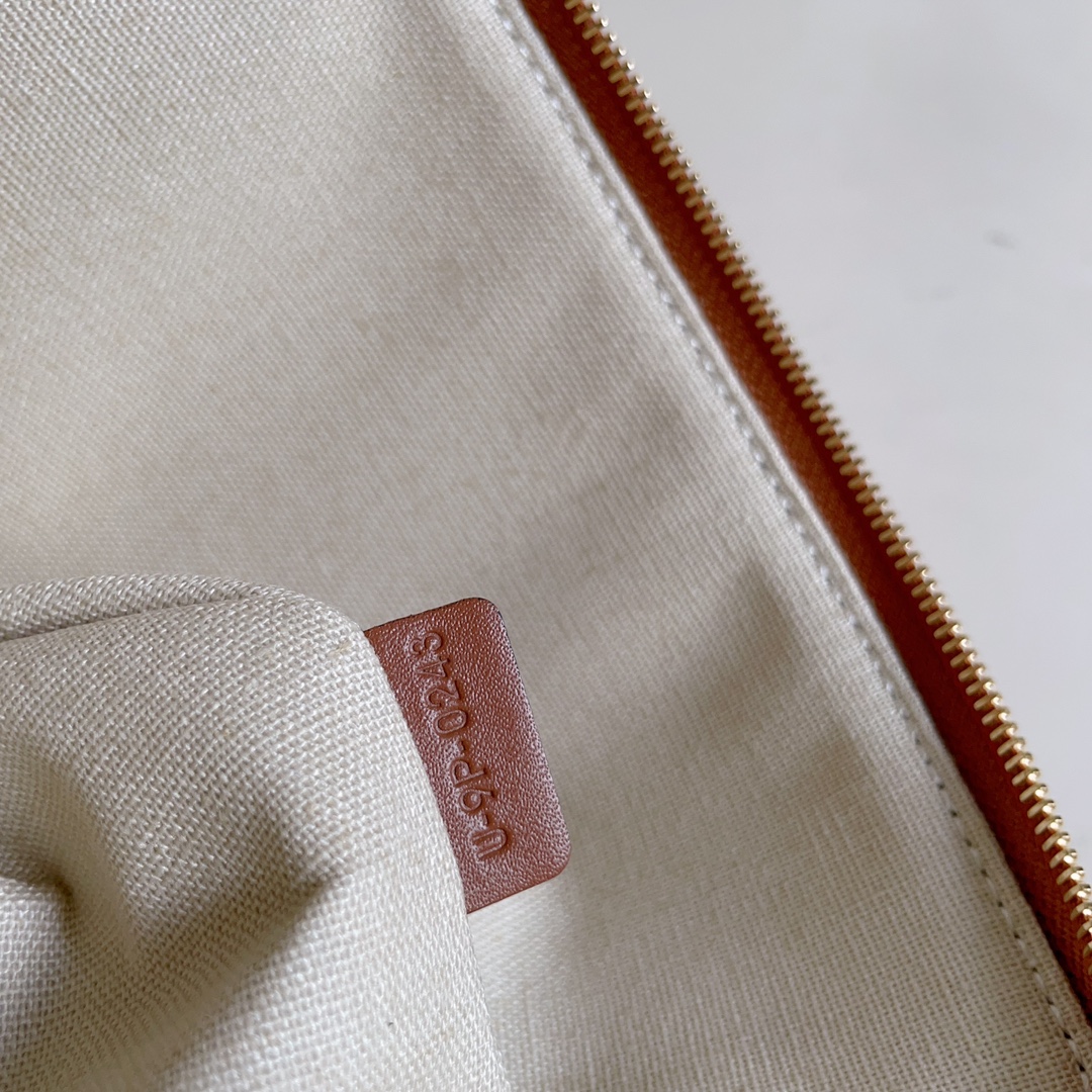 Celine SMALL POUCH WITH STRAP in TEXTILE WITH TRIOMPHE PRINT AND CALFSKIN 3 Celine SMALL POUCH WITH STRAP in TEXTILE WITH TRIOMPHE PRINT AND CALFSKIN - Image 3