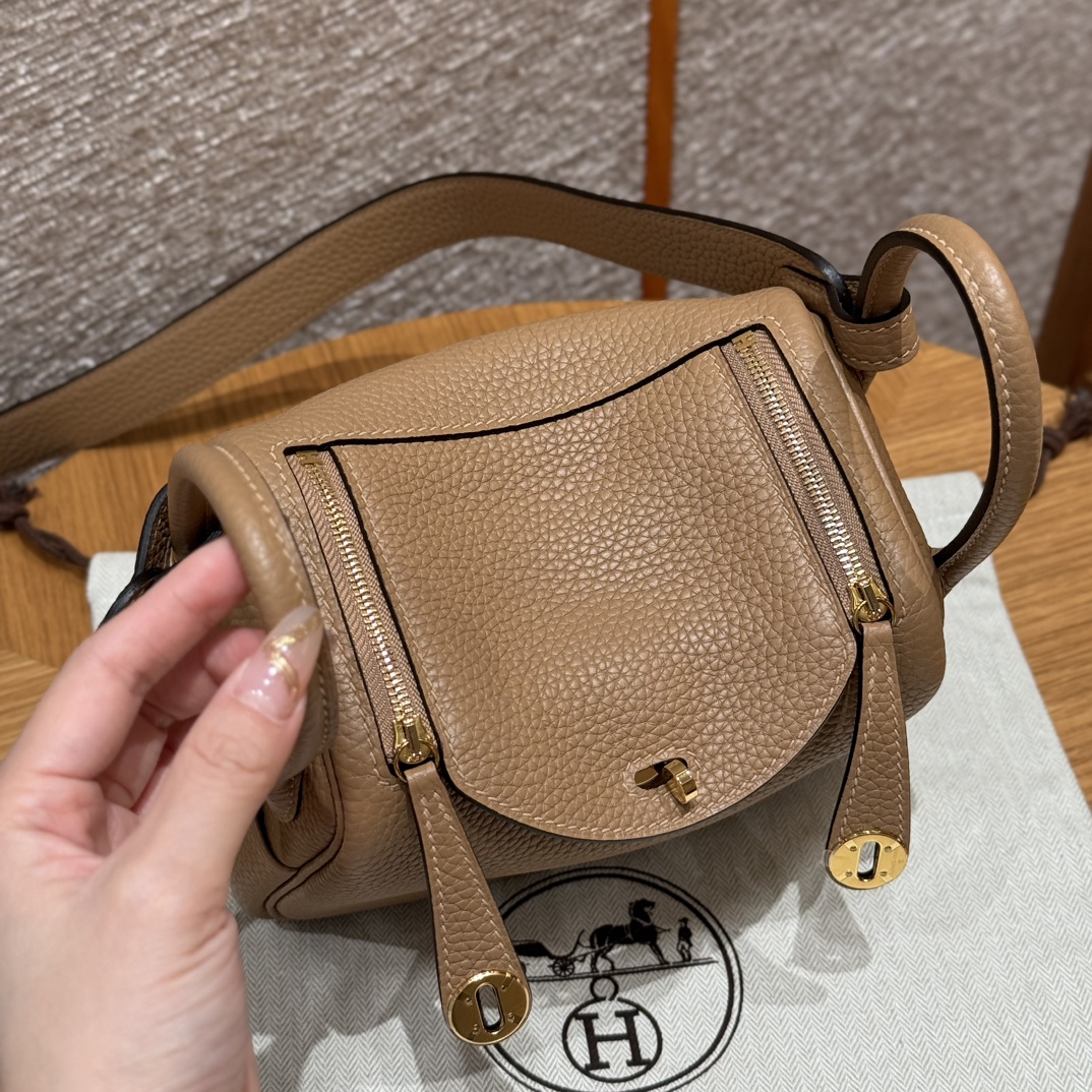 Hermès Hermès Lindy leather handbag 19cm 4 Hermès Hermès Lindy leather handbag 19cm - Image 4