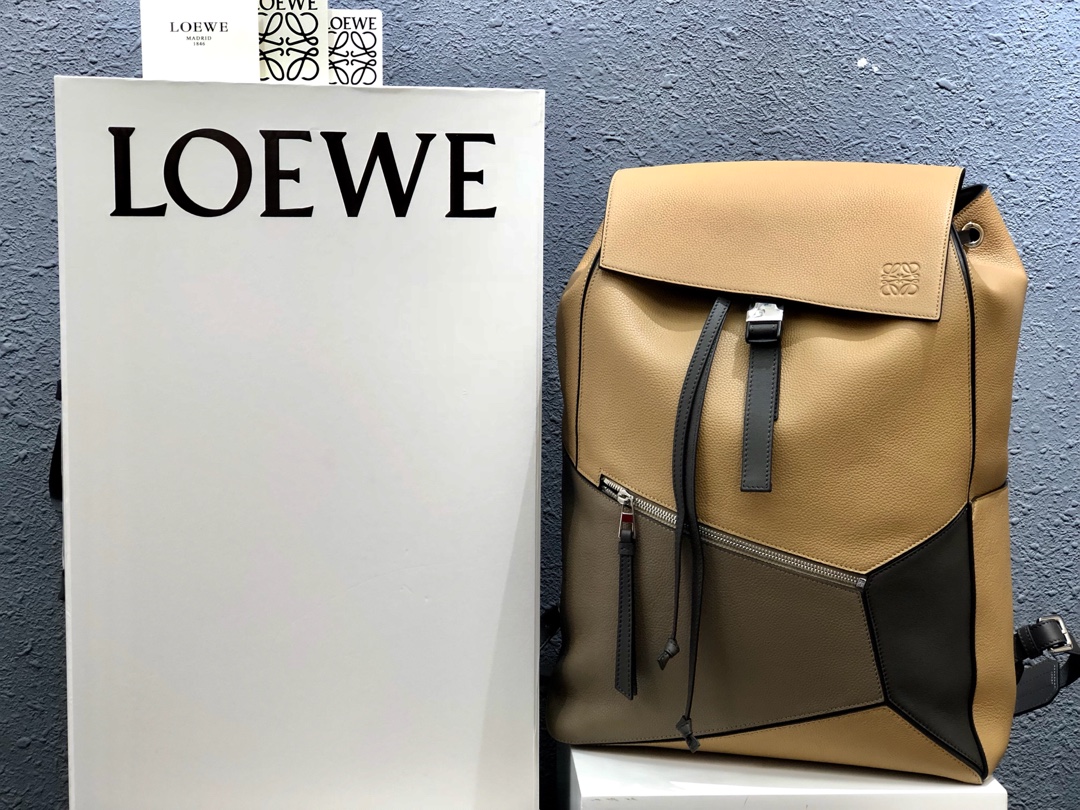 LOEWE Schoolbag grained calfskin Size: 33x44.5x19 cm