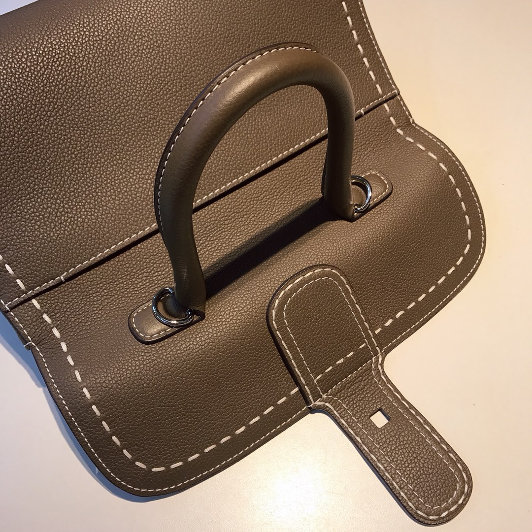 Delvaux brillant togo leather hand-sewn wax thread Its complicated craftsmanship and rough hand-stitching are the result of ten years of craftsmanship. With adjustable shoulder strap, mirror and small pendant. Sheepskin lining Size: 28*12*16 7 Delvaux brillant togo leather hand-sewn wax thread Its complicated craftsmanship and rough hand-stitching are the result of ten years of craftsmanship. With adjustable shoulder strap, mirror and small pendant. Sheepskin lining Size: 28*12*16 - Image 7