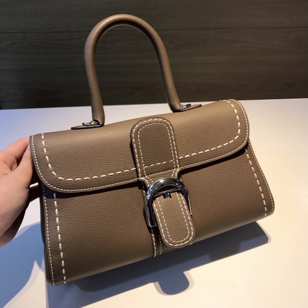 Delvaux brillant togo leather hand-sewn wax thread Its complicated craftsmanship and rough hand-stitching are the result of ten years of craftsmanship. With adjustable shoulder strap, mirror and small pendant. Sheepskin lining Size: 28*12*16