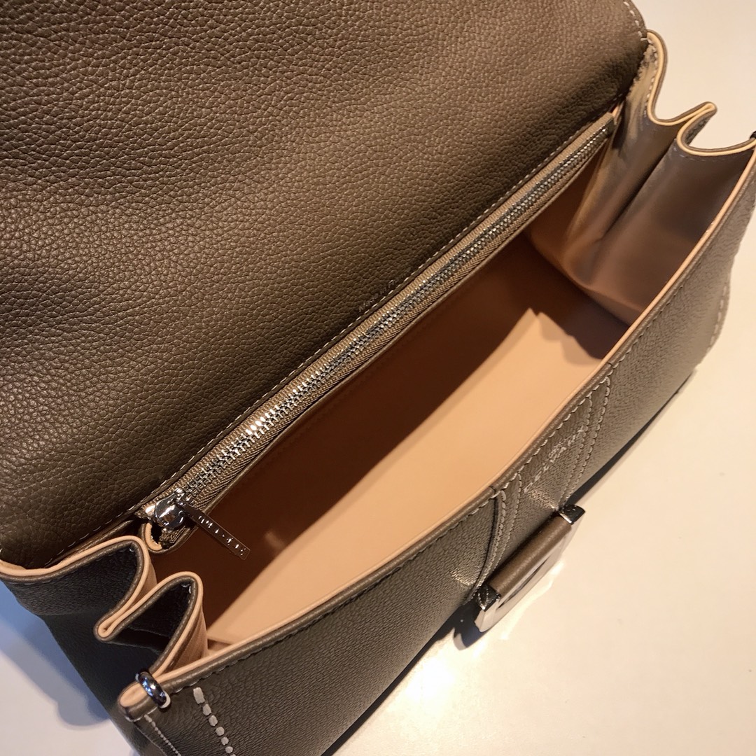 Delvaux brillant togo leather hand-sewn wax thread Its complicated craftsmanship and rough hand-stitching are the result of ten years of craftsmanship. With adjustable shoulder strap, mirror and small pendant. Sheepskin lining Size: 28*12*16 3 Delvaux brillant togo leather hand-sewn wax thread Its complicated craftsmanship and rough hand-stitching are the result of ten years of craftsmanship. With adjustable shoulder strap, mirror and small pendant. Sheepskin lining Size: 28*12*16 - Image 3