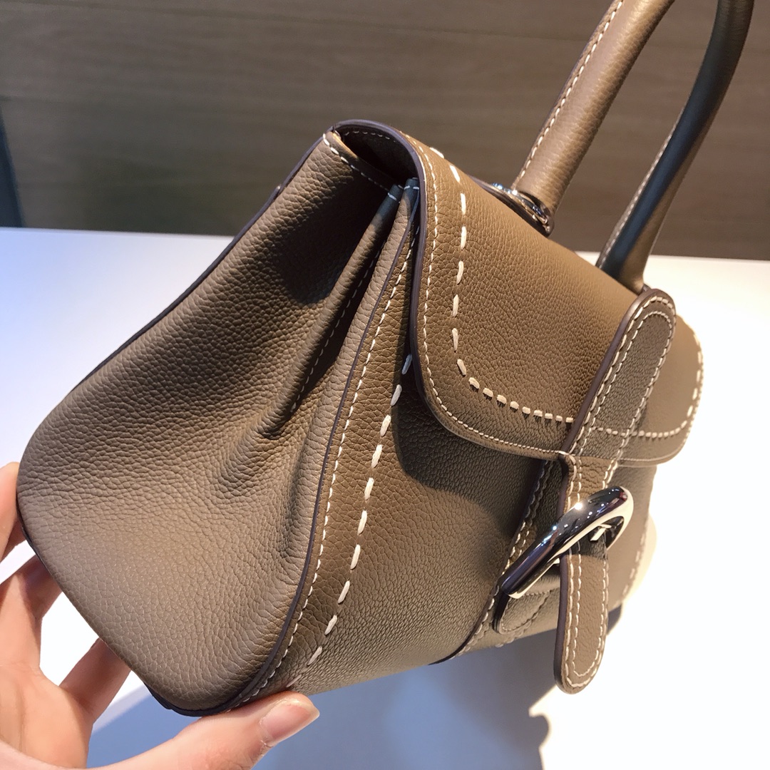 Delvaux brillant togo leather hand-sewn wax thread Its complicated craftsmanship and rough hand-stitching are the result of ten years of craftsmanship. With adjustable shoulder strap, mirror and small pendant. Sheepskin lining Size: 28*12*16 6 Delvaux brillant togo leather hand-sewn wax thread Its complicated craftsmanship and rough hand-stitching are the result of ten years of craftsmanship. With adjustable shoulder strap, mirror and small pendant. Sheepskin lining Size: 28*12*16 - Image 6