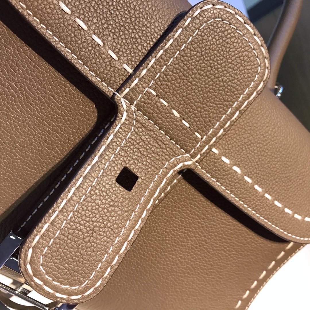 Delvaux brillant togo leather hand-sewn wax thread Its complicated craftsmanship and rough hand-stitching are the result of ten years of craftsmanship. With adjustable shoulder strap, mirror and small pendant. Sheepskin lining Size: 28*12*16 5 Delvaux brillant togo leather hand-sewn wax thread Its complicated craftsmanship and rough hand-stitching are the result of ten years of craftsmanship. With adjustable shoulder strap, mirror and small pendant. Sheepskin lining Size: 28*12*16 - Image 5