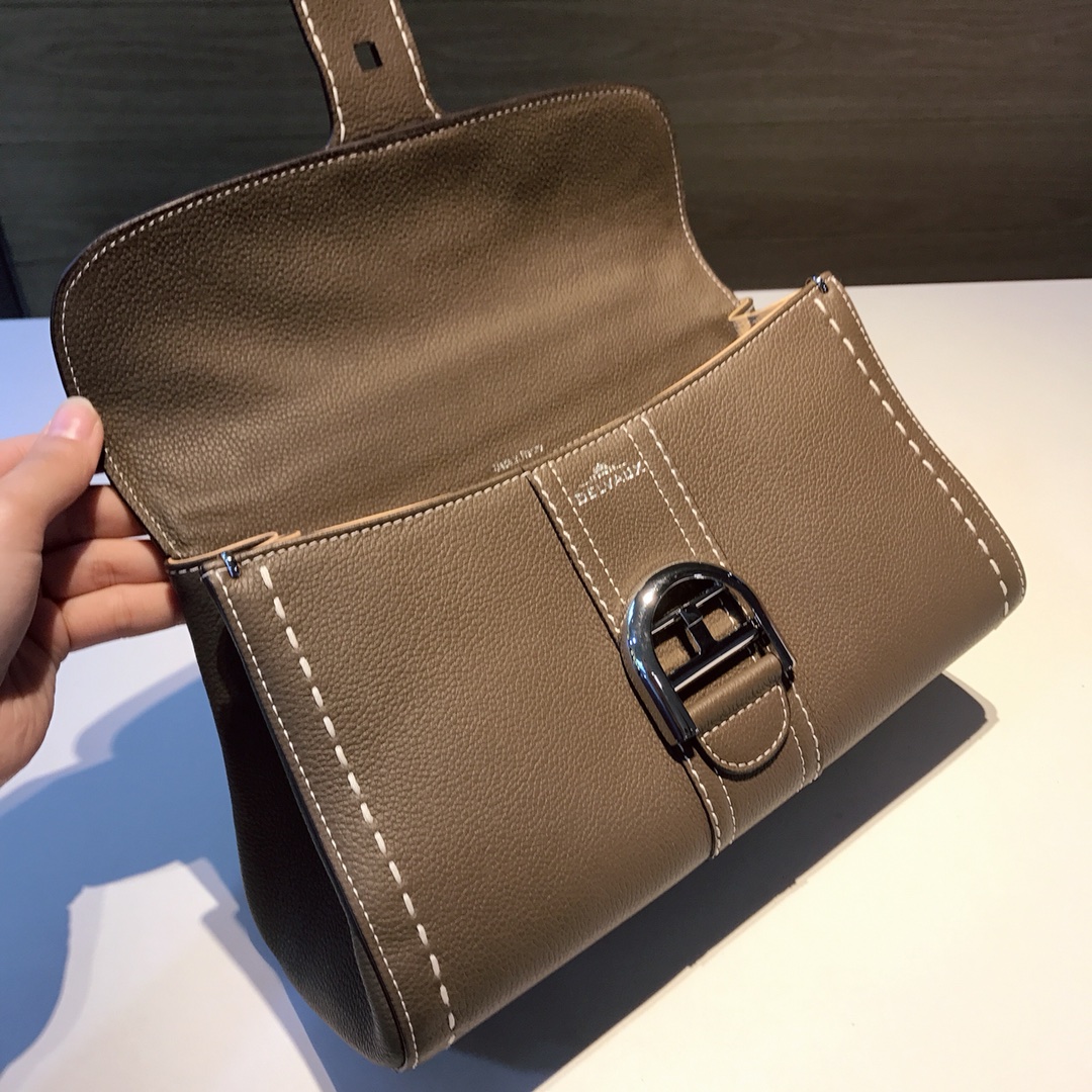 Delvaux brillant togo leather hand-sewn wax thread Its complicated craftsmanship and rough hand-stitching are the result of ten years of craftsmanship. With adjustable shoulder strap, mirror and small pendant. Sheepskin lining Size: 28*12*16 4 Delvaux brillant togo leather hand-sewn wax thread Its complicated craftsmanship and rough hand-stitching are the result of ten years of craftsmanship. With adjustable shoulder strap, mirror and small pendant. Sheepskin lining Size: 28*12*16 - Image 4