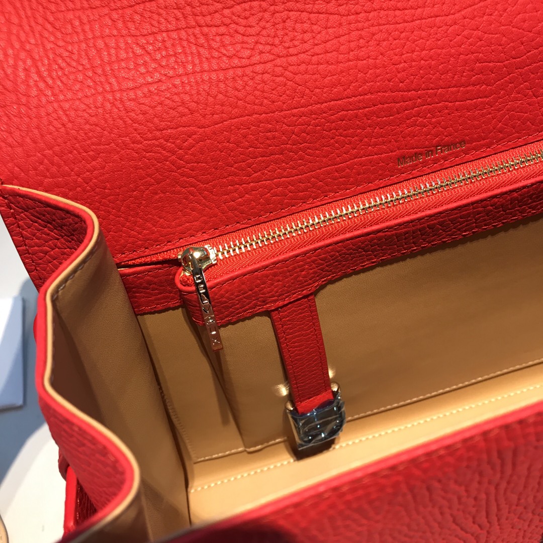Delvaux empete MM swift calf leather Belgian 🇧🇪 Royal brand With matching shoulder strap, mirror and small pendant. Sheepskin lining Size: 28*10.5*21.5 3 Delvaux empete MM swift calf leather Belgian 🇧🇪 Royal brand With matching shoulder strap, mirror and small pendant. Sheepskin lining Size: 28*10.5*21.5 - Image 3