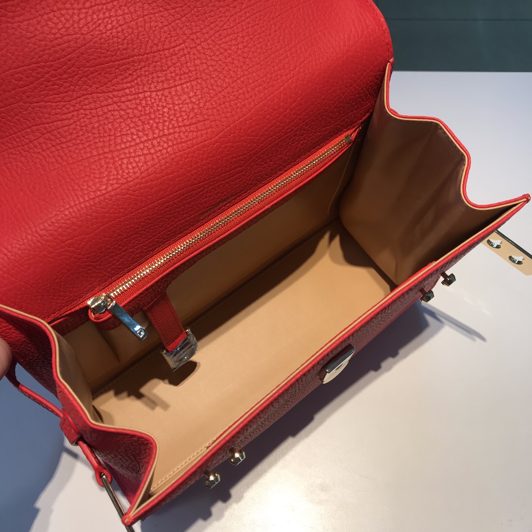 Delvaux empete MM swift calf leather Belgian 🇧🇪 Royal brand With matching shoulder strap, mirror and small pendant. Sheepskin lining Size: 28*10.5*21.5 4 Delvaux empete MM swift calf leather Belgian 🇧🇪 Royal brand With matching shoulder strap, mirror and small pendant. Sheepskin lining Size: 28*10.5*21.5 - Image 4