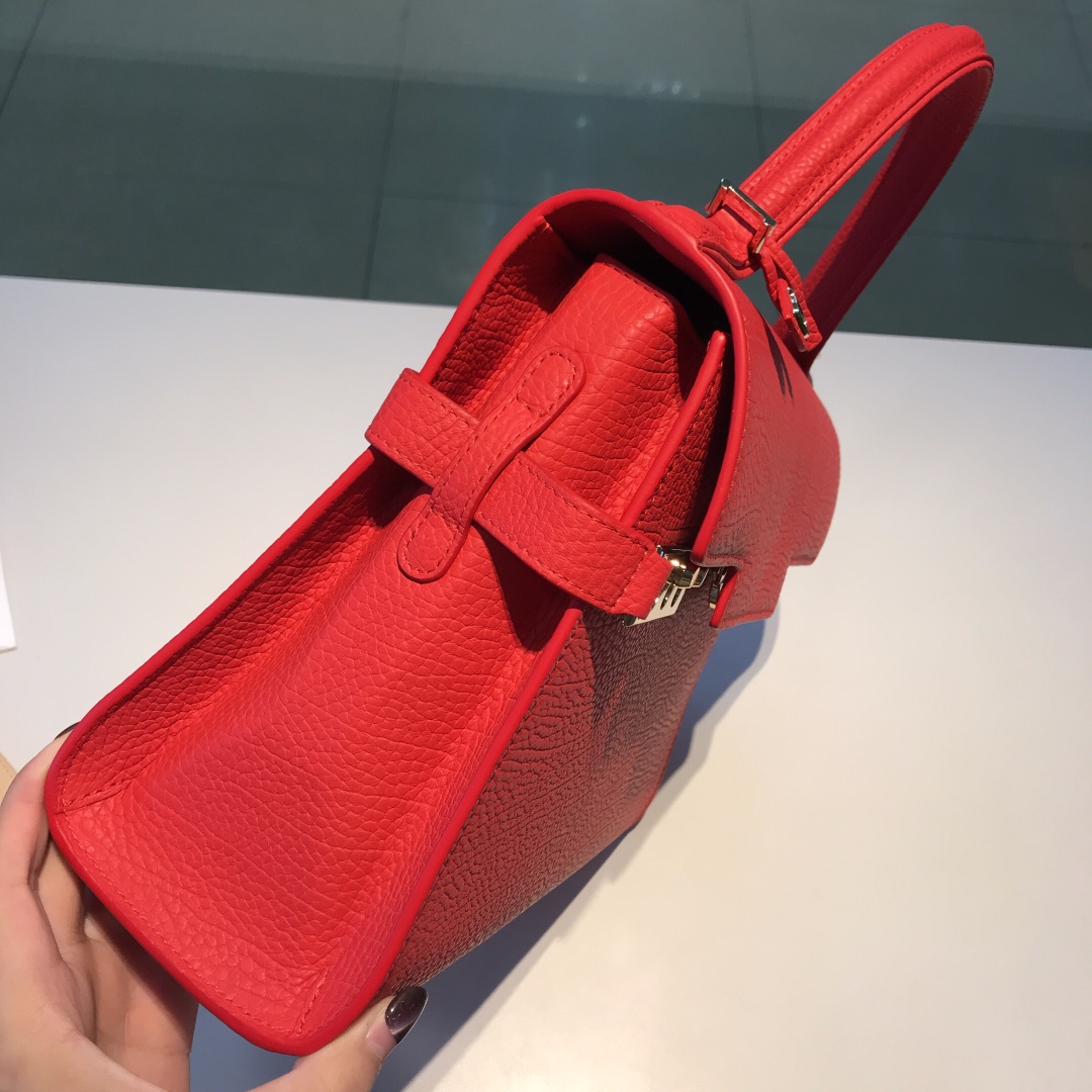 Delvaux empete MM swift calf leather Belgian 🇧🇪 Royal brand With matching shoulder strap, mirror and small pendant. Sheepskin lining Size: 28*10.5*21.5 6 Delvaux empete MM swift calf leather Belgian 🇧🇪 Royal brand With matching shoulder strap, mirror and small pendant. Sheepskin lining Size: 28*10.5*21.5 - Image 6
