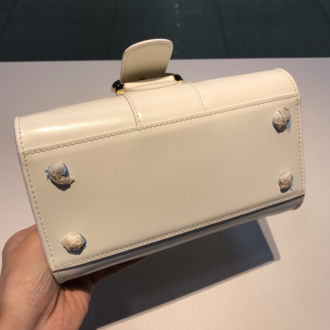 Delvaux Version~Snow White/Gold Button Belgian 🇧🇪 Royal brand Size 20 4 Delvaux Version~Snow White/Gold Button Belgian 🇧🇪 Royal brand Size 20 - Image 4