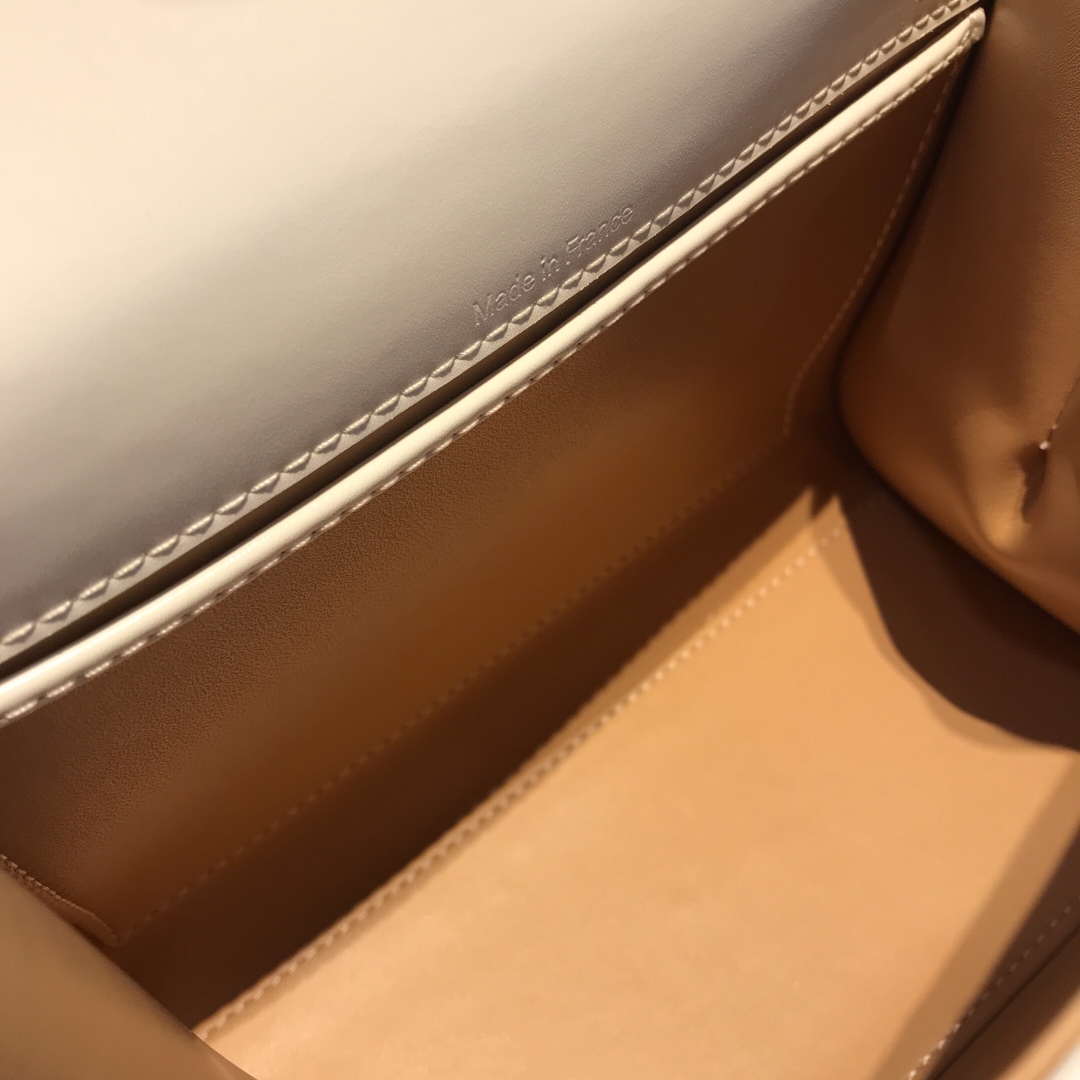 Delvaux Version~Snow White/Gold Button Belgian 🇧🇪 Royal brand Size 20 3 Delvaux Version~Snow White/Gold Button Belgian 🇧🇪 Royal brand Size 20 - Image 3