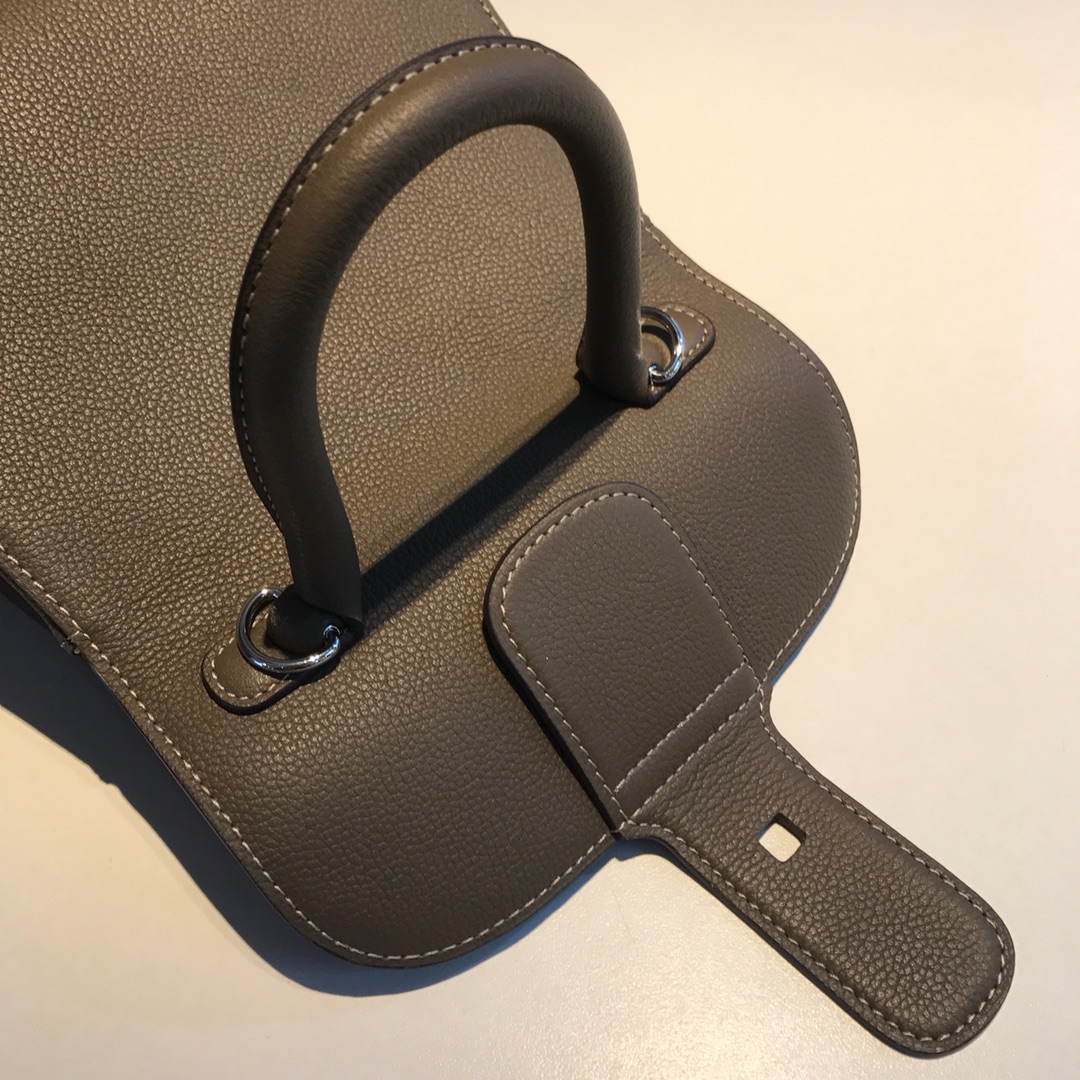 Delvaux brillant togo leather Belgian 🇧🇪 Royal brand With adjustable shoulder strap, mirror and small pendant. Sheepskin lining Size S: 20*12*15.5 7 Delvaux brillant togo leather Belgian 🇧🇪 Royal brand With adjustable shoulder strap, mirror and small pendant. Sheepskin lining Size S: 20*12*15.5 - Image 7