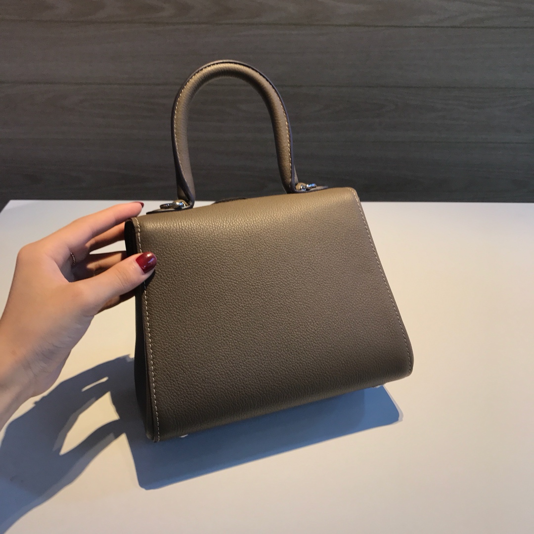 Delvaux brillant togo leather Belgian 🇧🇪 Royal brand With adjustable shoulder strap, mirror and small pendant. Sheepskin lining Size S: 20*12*15.5 8 Delvaux brillant togo leather Belgian 🇧🇪 Royal brand With adjustable shoulder strap, mirror and small pendant. Sheepskin lining Size S: 20*12*15.5 - Image 8