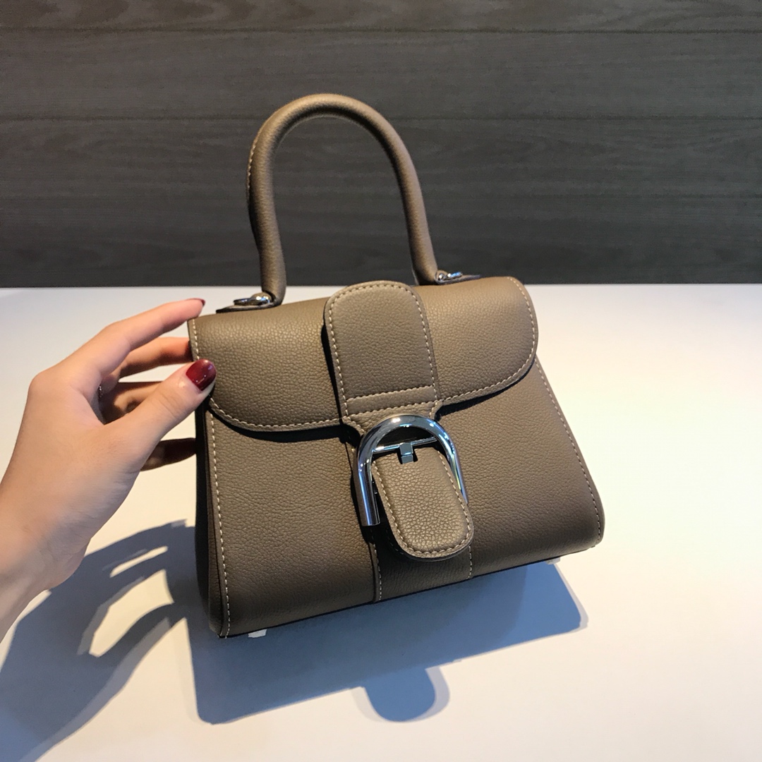 Delvaux brillant togo leather Belgian 🇧🇪 Royal brand With adjustable shoulder strap, mirror and small pendant. Sheepskin lining Size S: 20*12*15.5
