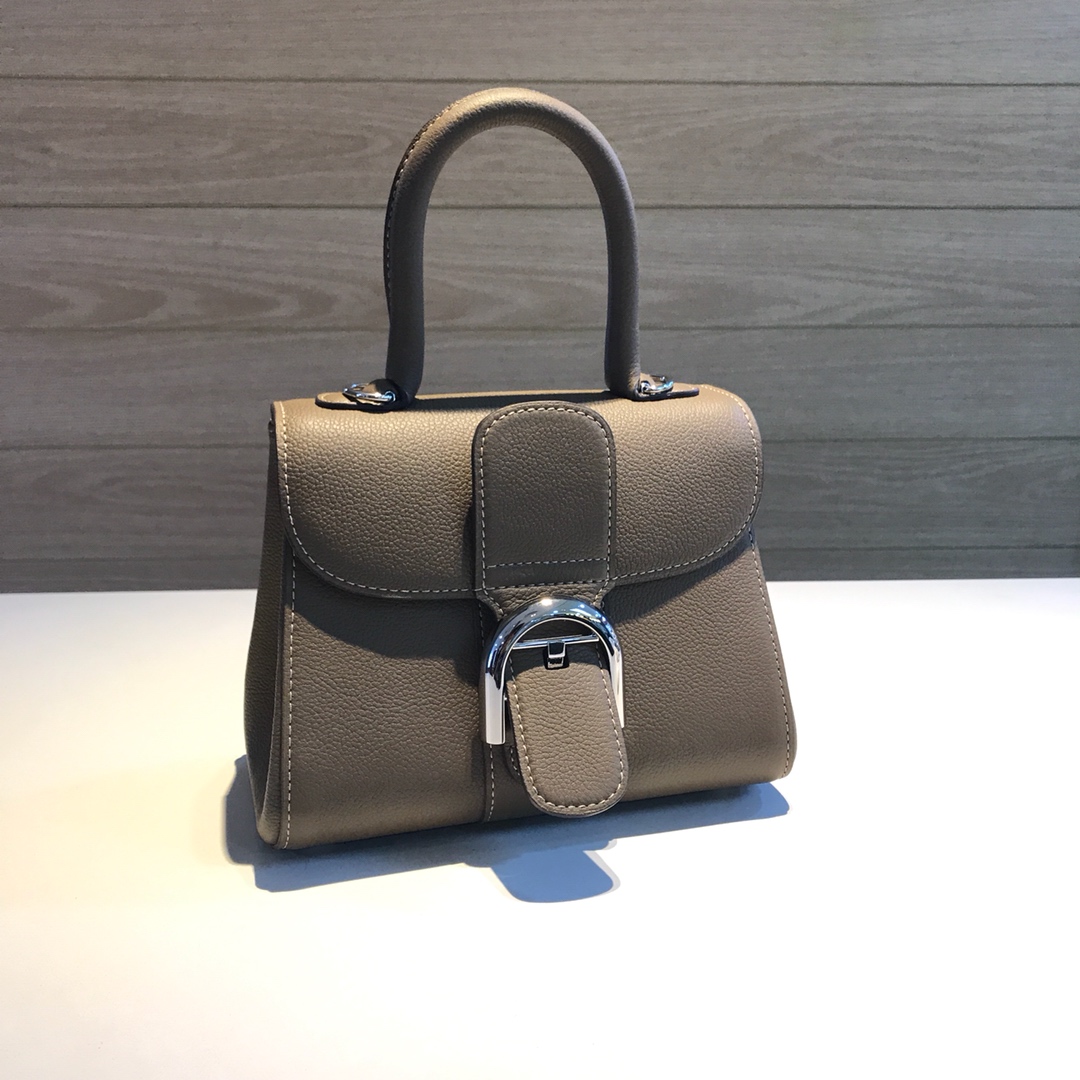 Delvaux brillant togo leather Belgian 🇧🇪 Royal brand With adjustable shoulder strap, mirror and small pendant. Sheepskin lining Size S: 20*12*15.5 9 Delvaux brillant togo leather Belgian 🇧🇪 Royal brand With adjustable shoulder strap, mirror and small pendant. Sheepskin lining Size S: 20*12*15.5 - Image 9
