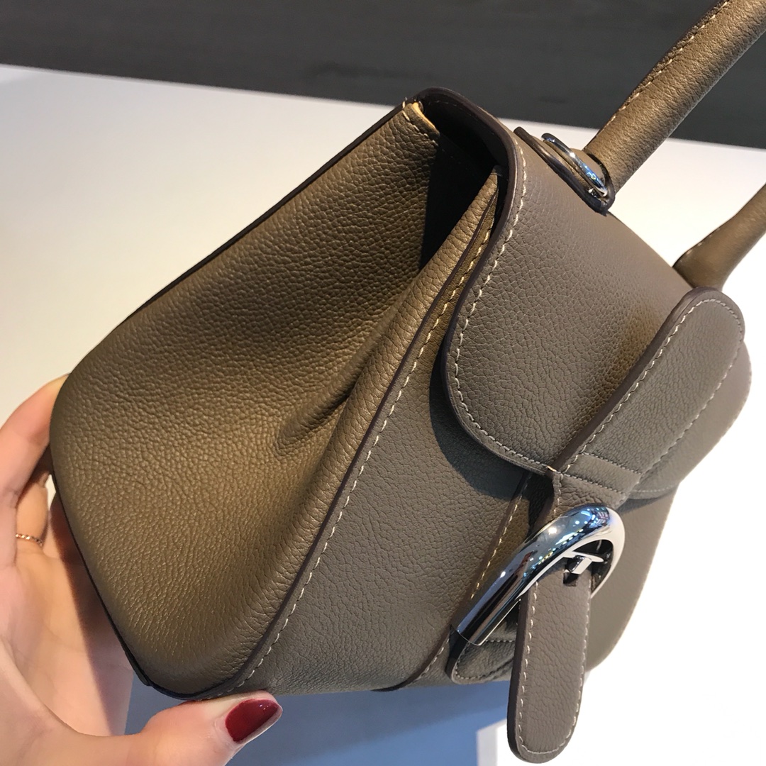 Delvaux brillant togo leather Belgian 🇧🇪 Royal brand With adjustable shoulder strap, mirror and small pendant. Sheepskin lining Size S: 20*12*15.5 5 Delvaux brillant togo leather Belgian 🇧🇪 Royal brand With adjustable shoulder strap, mirror and small pendant. Sheepskin lining Size S: 20*12*15.5 - Image 5