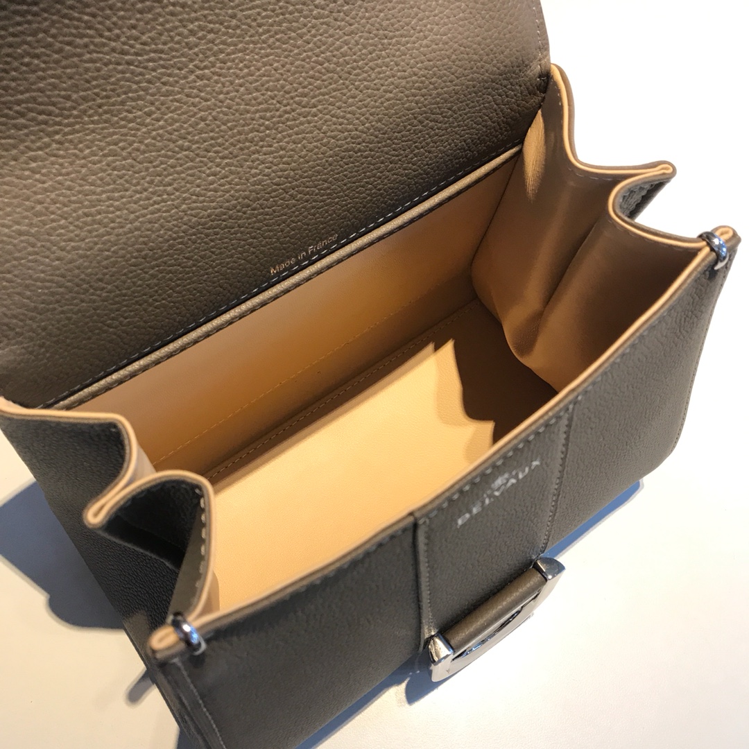 Delvaux brillant togo leather Belgian 🇧🇪 Royal brand With adjustable shoulder strap, mirror and small pendant. Sheepskin lining Size S: 20*12*15.5 4 Delvaux brillant togo leather Belgian 🇧🇪 Royal brand With adjustable shoulder strap, mirror and small pendant. Sheepskin lining Size S: 20*12*15.5 - Image 4