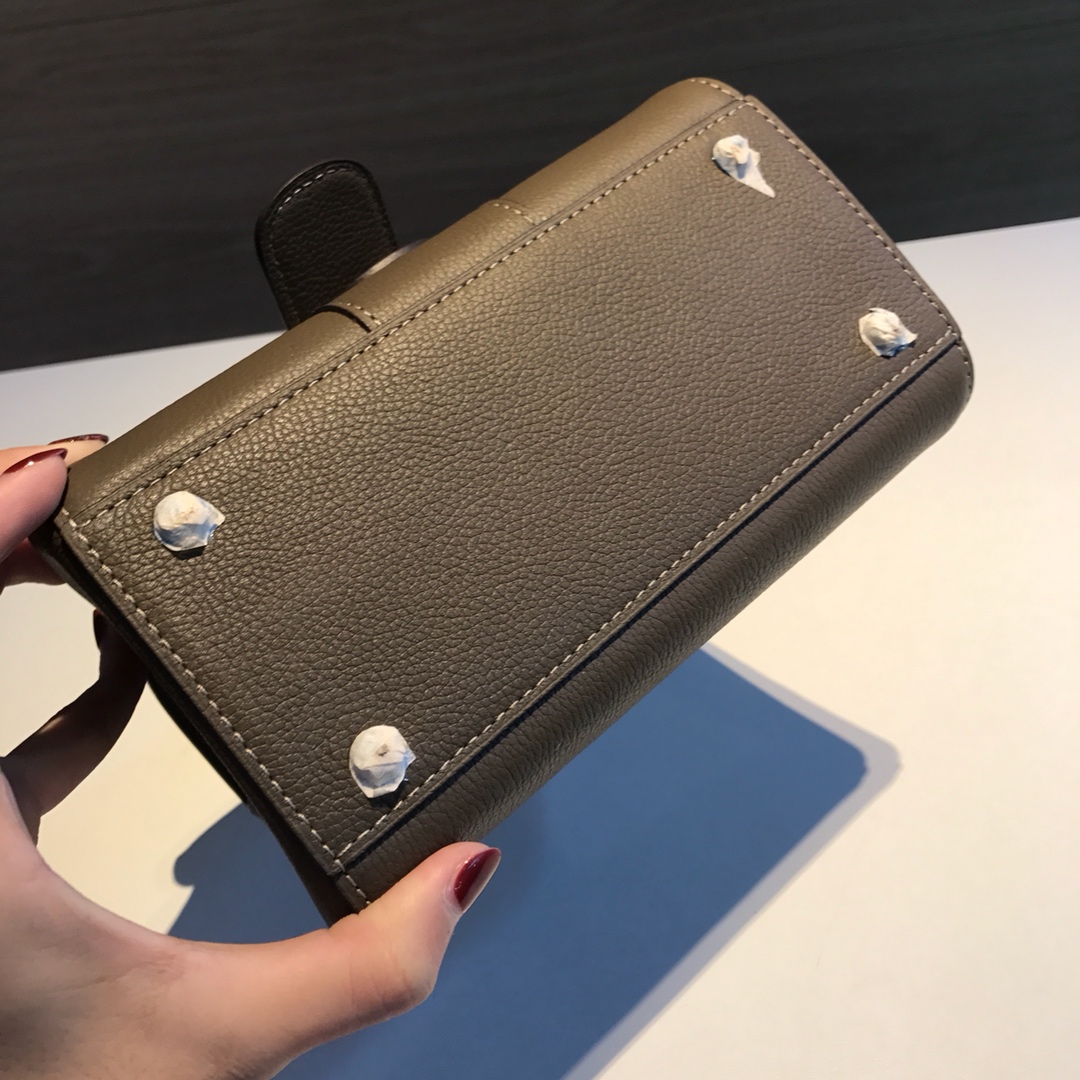Delvaux brillant togo leather Belgian 🇧🇪 Royal brand With adjustable shoulder strap, mirror and small pendant. Sheepskin lining Size S: 20*12*15.5 3 Delvaux brillant togo leather Belgian 🇧🇪 Royal brand With adjustable shoulder strap, mirror and small pendant. Sheepskin lining Size S: 20*12*15.5 - Image 3