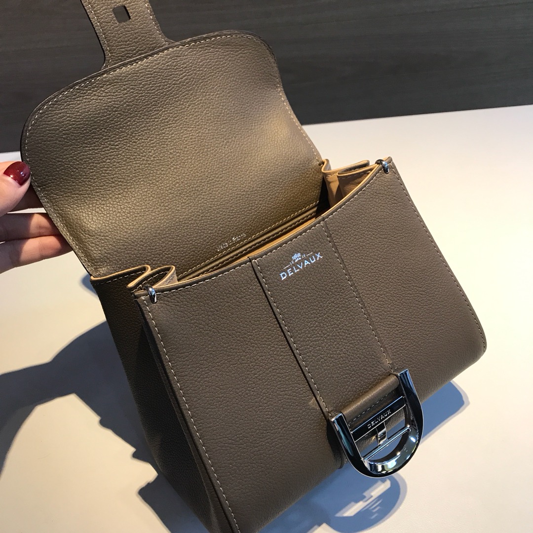 Delvaux brillant togo leather Belgian 🇧🇪 Royal brand With adjustable shoulder strap, mirror and small pendant. Sheepskin lining Size S: 20*12*15.5 6 Delvaux brillant togo leather Belgian 🇧🇪 Royal brand With adjustable shoulder strap, mirror and small pendant. Sheepskin lining Size S: 20*12*15.5 - Image 6