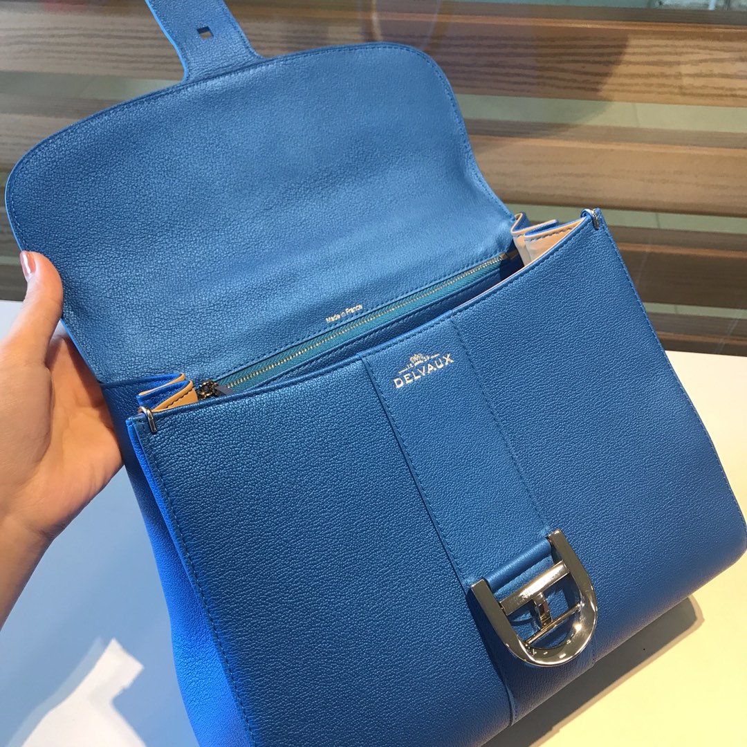 Delvaux brillant togo leather Belgian 🇧🇪 Royal brand Size: M: 28*13.5*22.5 4 Delvaux brillant togo leather Belgian 🇧🇪 Royal brand Size: M: 28*13.5*22.5 - Image 4