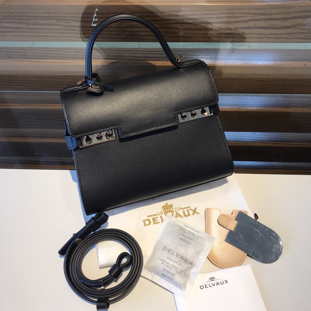 Delvaux Tempete swift leather Belgian 🇧🇪 Royal brand With matching shoulder strap, mirror and small pendant. Sheepskin lining Size: 21-8.5-17