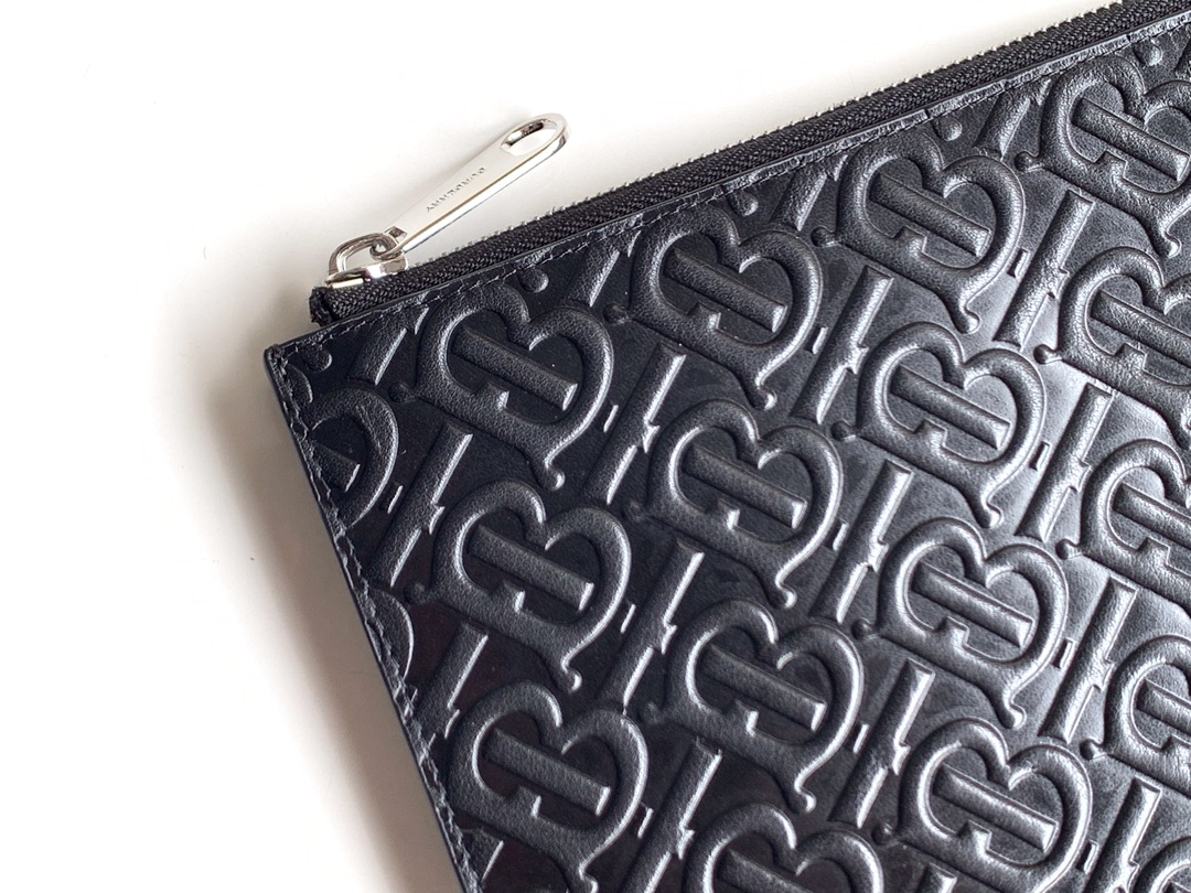 Burberry TB embossed leather zipper storage bag is made of imported grained calfskin. The slim design can be easily placed in a briefcase or travel bag, and can easily accommodate a tablet computer. , 💋Real object shooting📷, model 2061 black, size 30cm*19.5cm 7 Burberry TB embossed leather zipper storage bag is made of imported grained calfskin. The slim design can be easily placed in a briefcase or travel bag, and can easily accommodate a tablet computer. , 💋Real object shooting📷, model 2061 black, size 30cm*19.5cm - Image 7