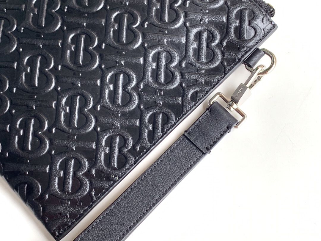Burberry TB embossed leather zipper storage bag is made of imported grained calfskin. The slim design can be easily placed in a briefcase or travel bag, and can easily accommodate a tablet computer. , 💋Real object shooting📷, model 2061 black, size 30cm*19.5cm 6 Burberry TB embossed leather zipper storage bag is made of imported grained calfskin. The slim design can be easily placed in a briefcase or travel bag, and can easily accommodate a tablet computer. , 💋Real object shooting📷, model 2061 black, size 30cm*19.5cm - Image 6