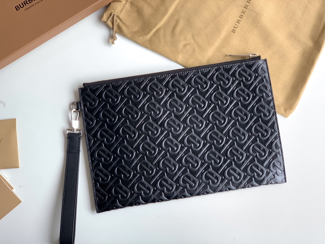 Burberry TB embossed leather zipper storage bag is made of imported grained calfskin. The slim design can be easily placed in a briefcase or travel bag, and can easily accommodate a tablet computer. , 💋Real object shooting📷, model 2061 black, size 30cm*19.5cm 8 Burberry TB embossed leather zipper storage bag is made of imported grained calfskin. The slim design can be easily placed in a briefcase or travel bag, and can easily accommodate a tablet computer. , 💋Real object shooting📷, model 2061 black, size 30cm*19.5cm - Image 8